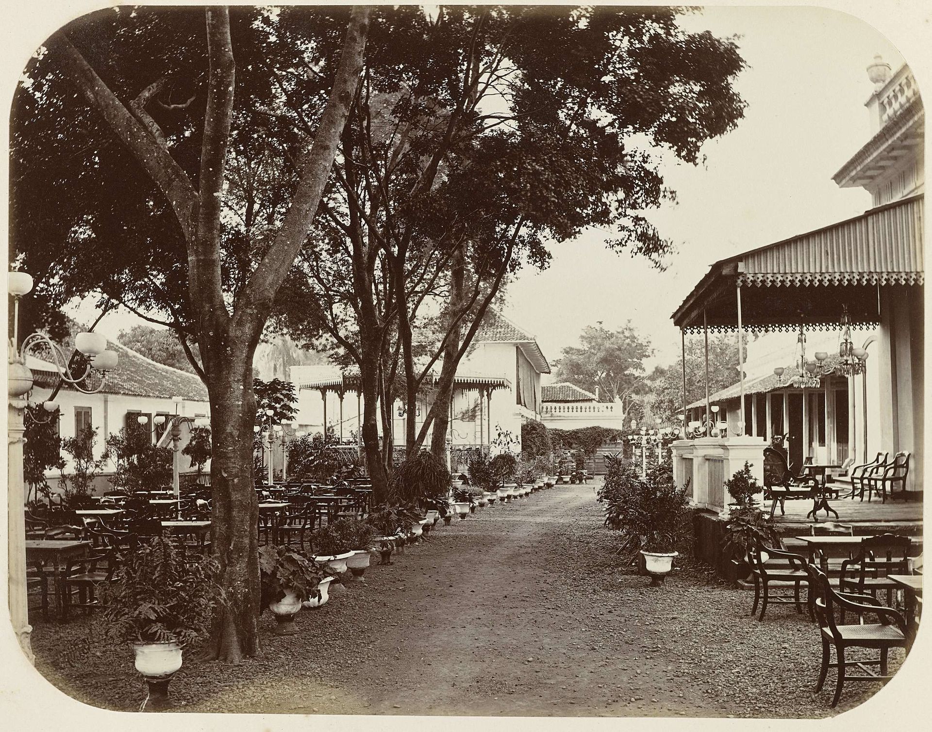 Tuin van Sociëteit De Harmonie, Batavia by Woodbury & Page