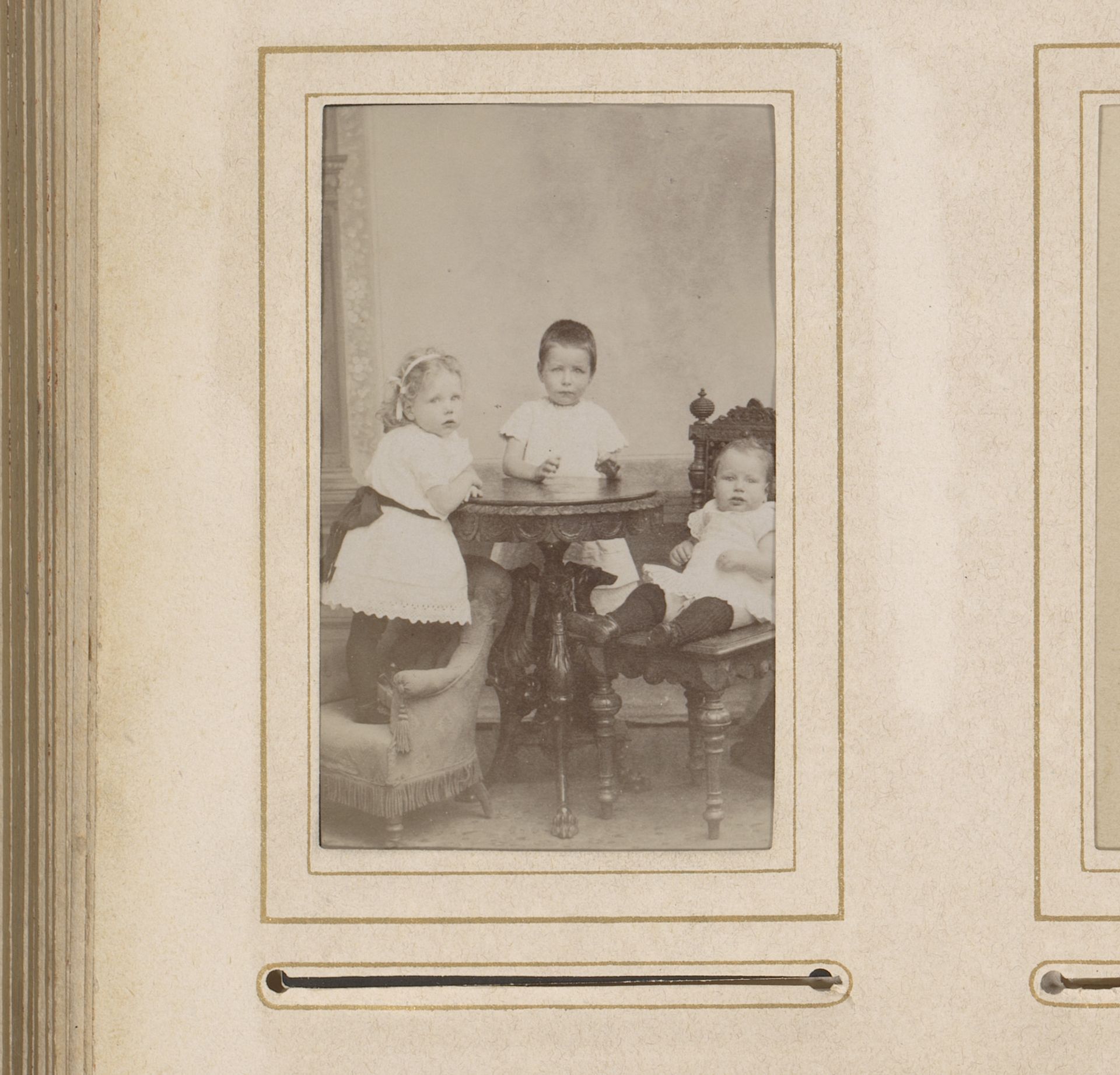 Groepsportret met drie kinderen, aangeduid als Eva, Koosje en Willem Terlet by Johannes Leonardus van der Heijden