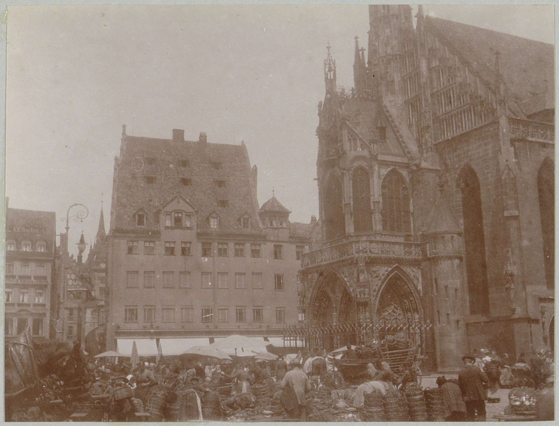 Onze-Lieve-Vrouwekerk in Neurenberg met op de voorgrond een markt by Delizy