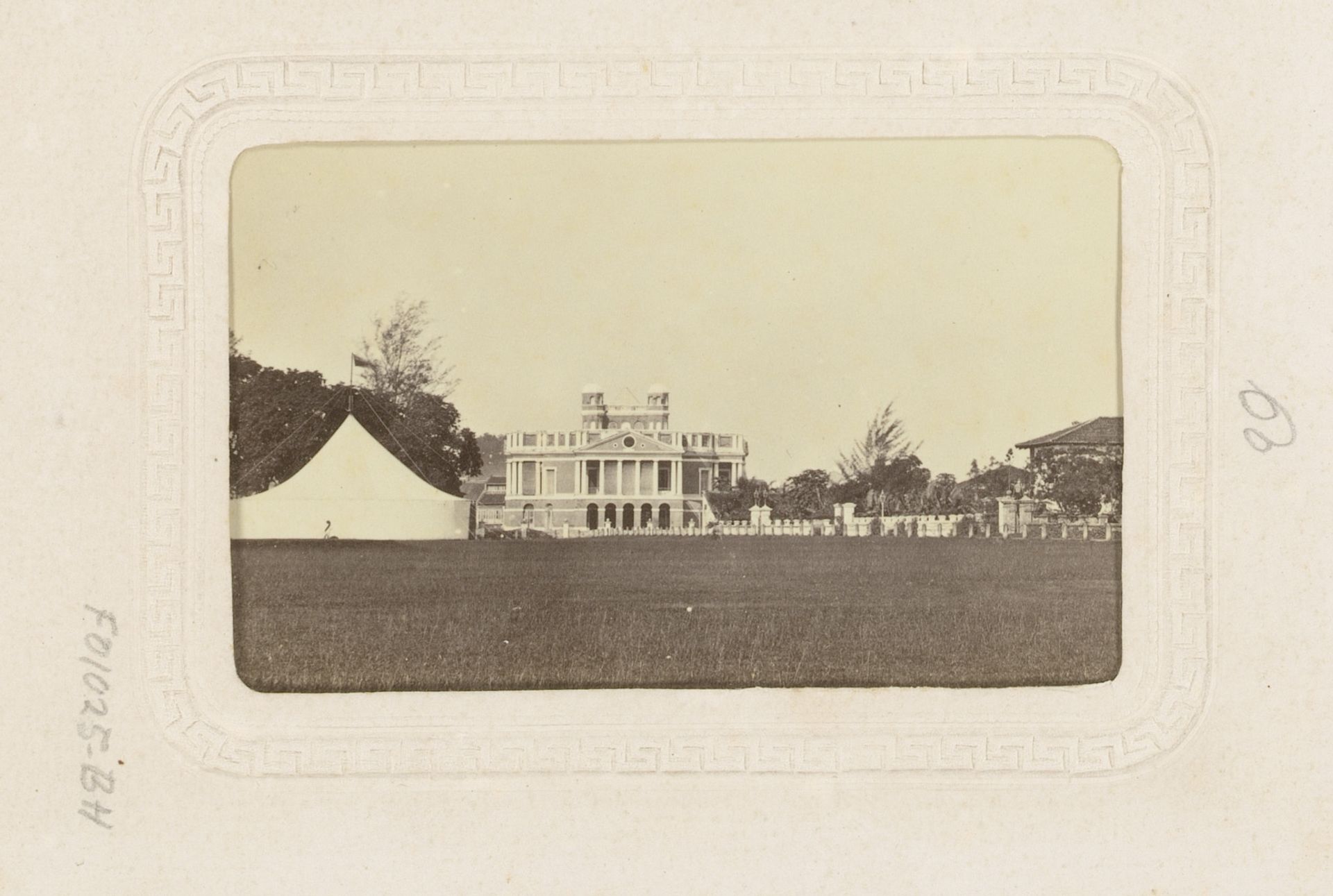 Gezicht op de Esplanade te Singapore by G.R. Lambert & Co.