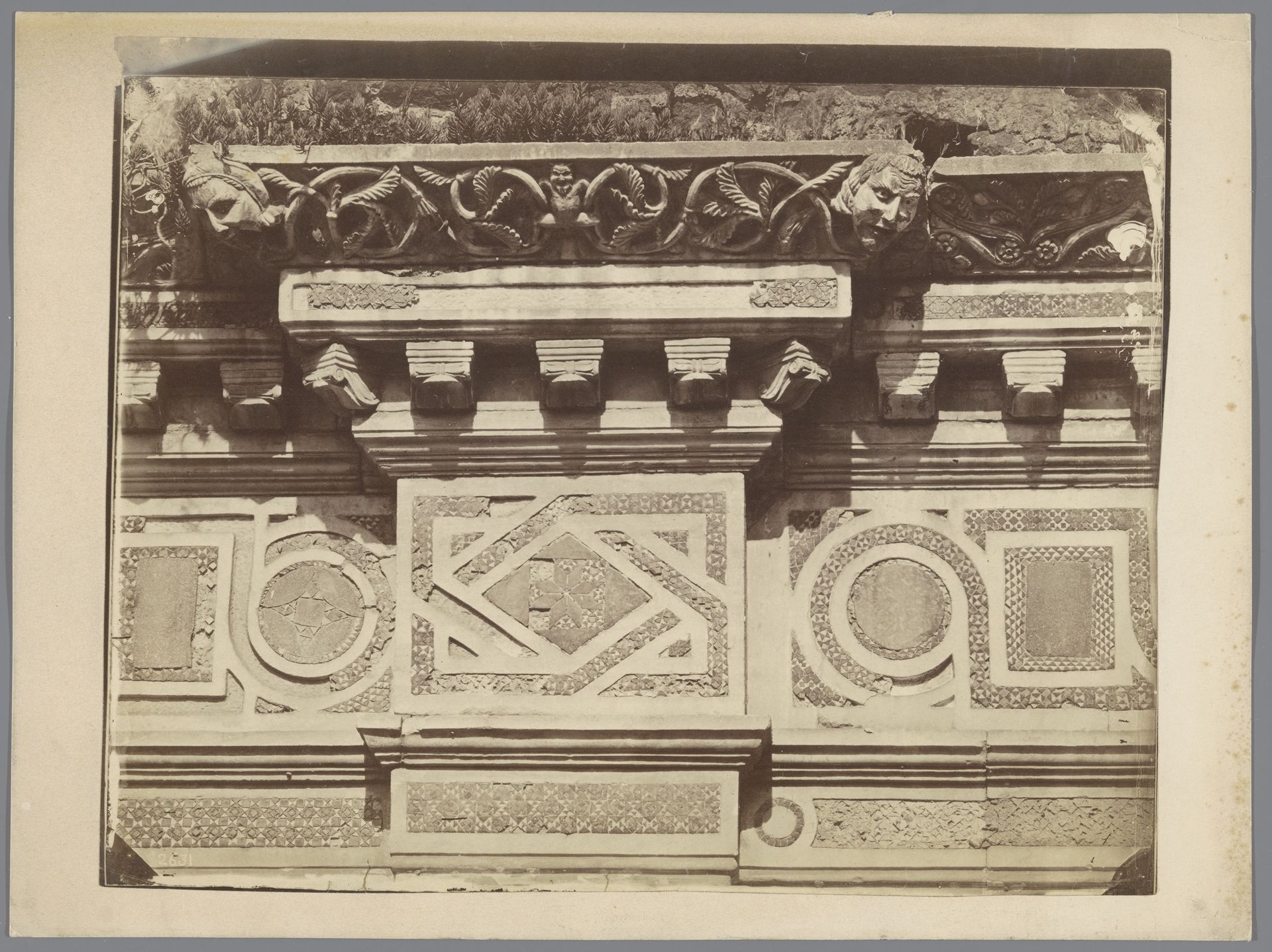 Detail van de pandhof van de San Giovanni in Laterano in Rome by Gustave Eugène Chauffourier