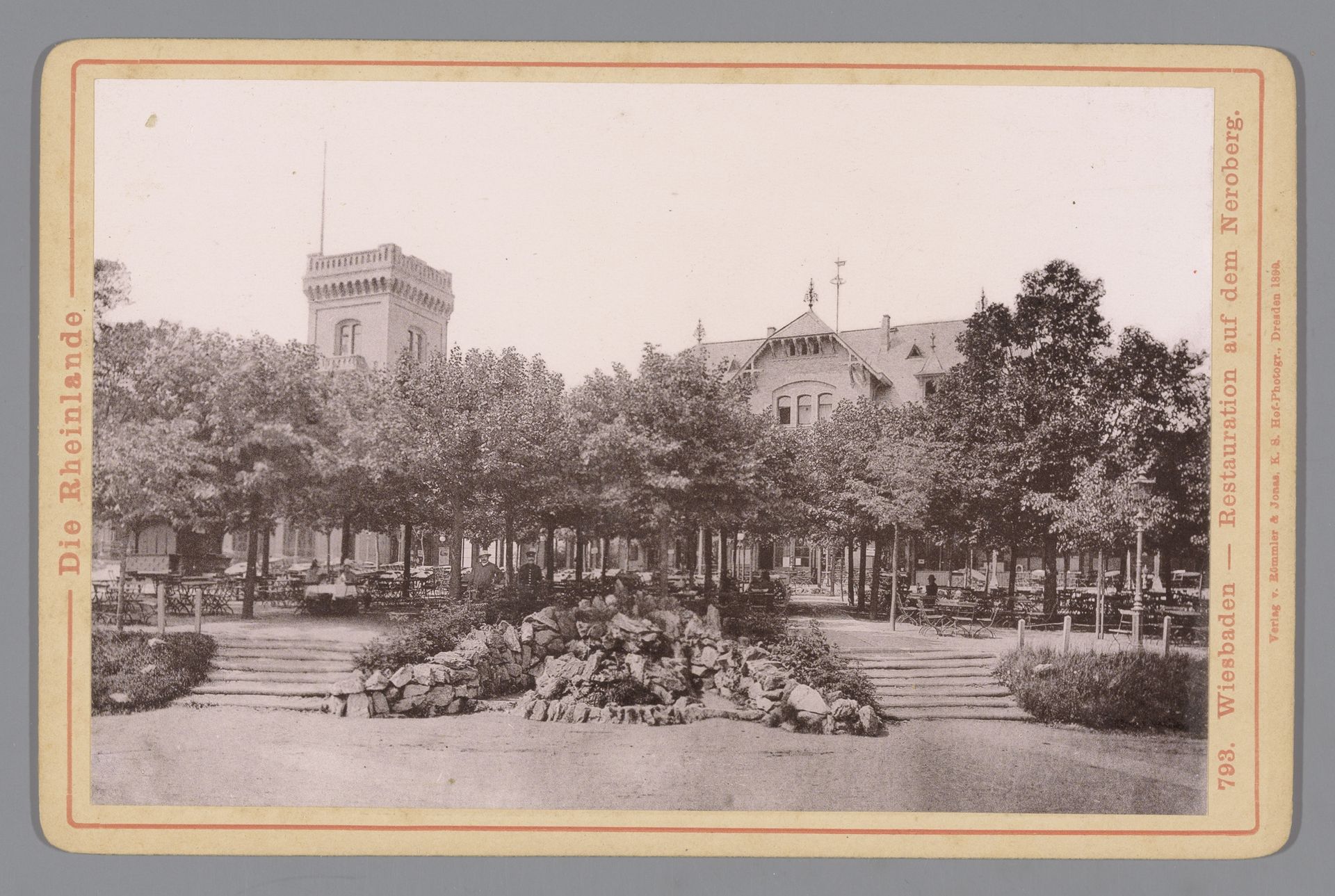 Gezicht op een restaurant op de Neroberg in Wiesbaden by Römmler & Jonas
