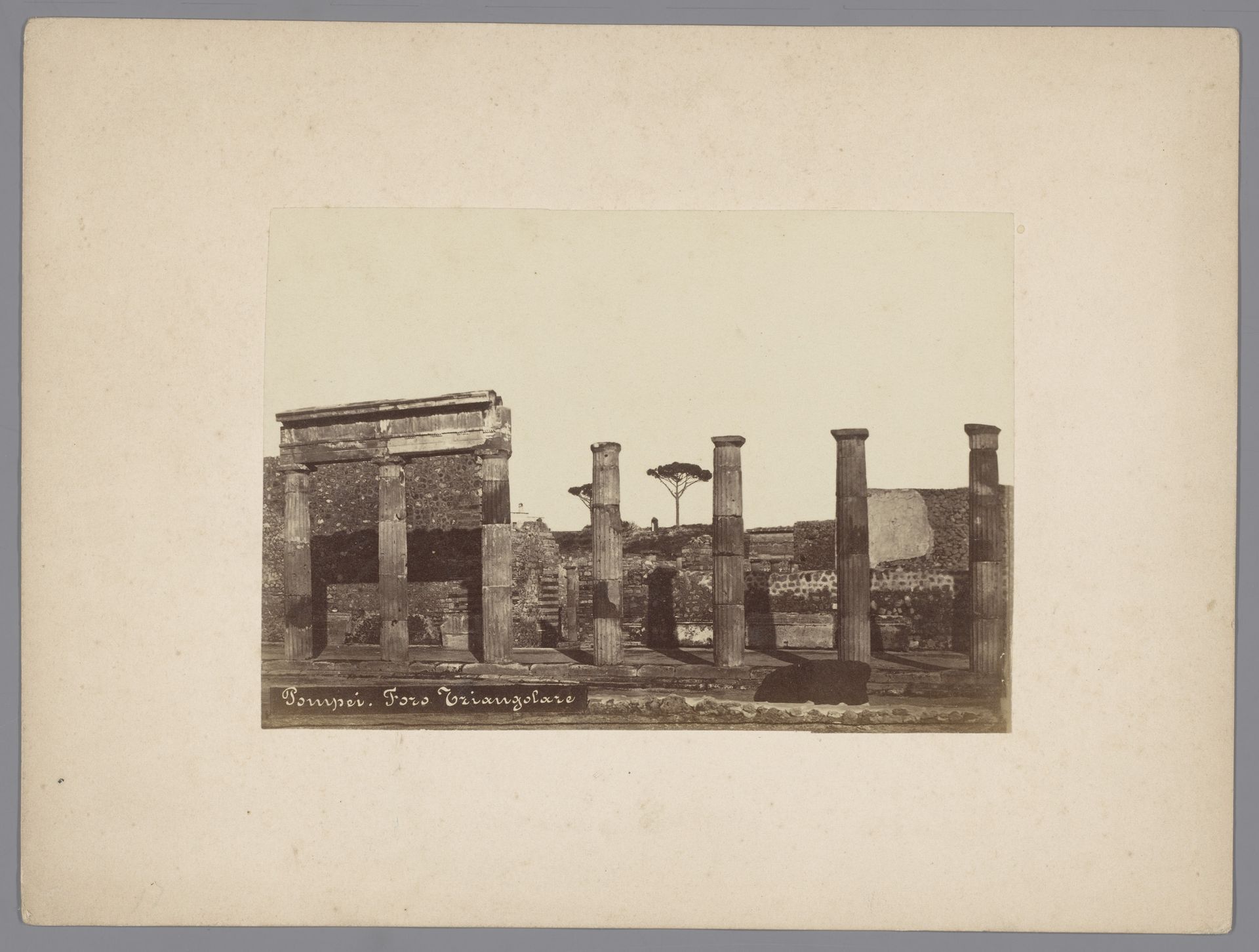 Gezicht op het Foro Triangolare te Pompeï by Giorgio Sommer