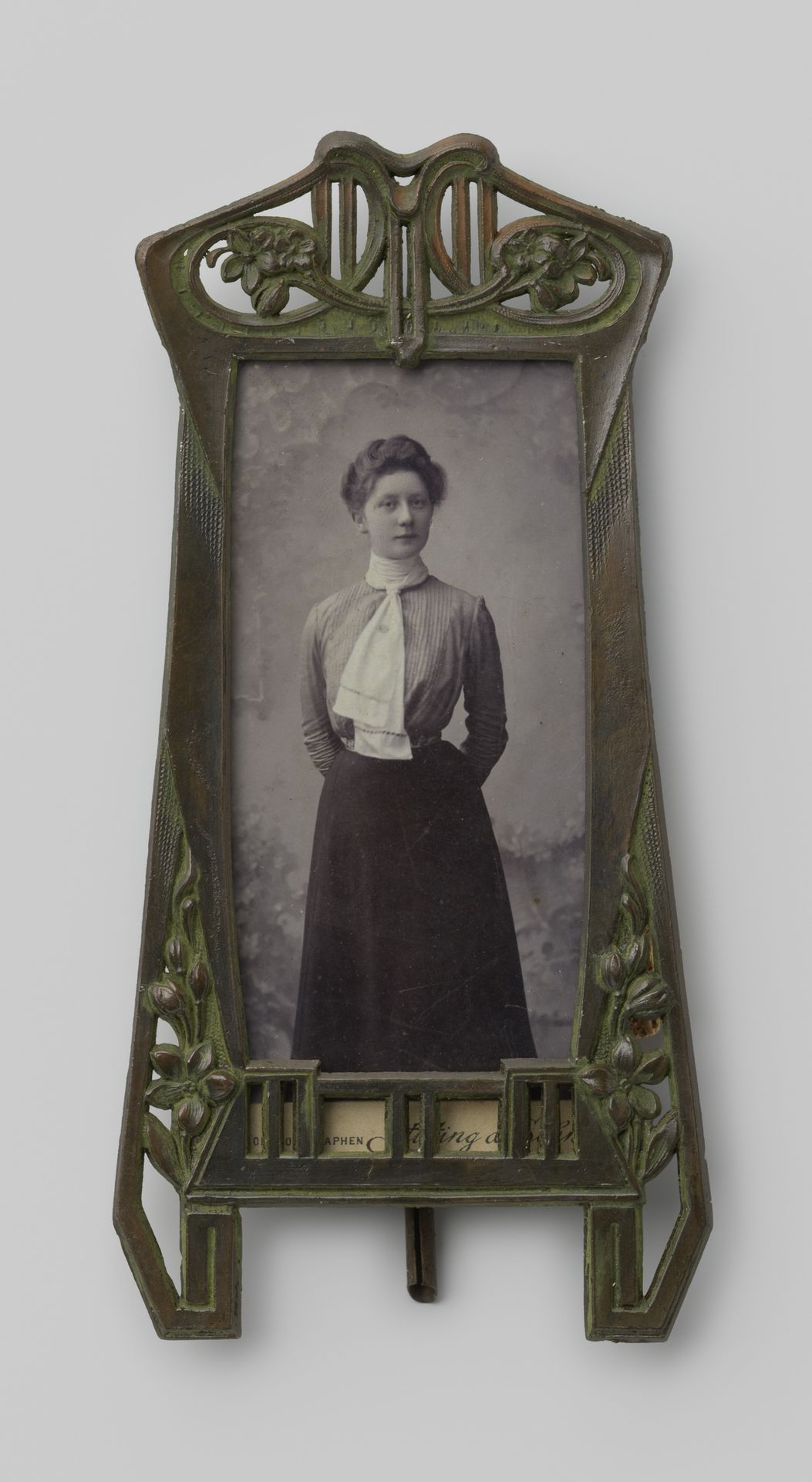 Portret van een onbekende jonge vrouw by Louis Stüting und Sohn