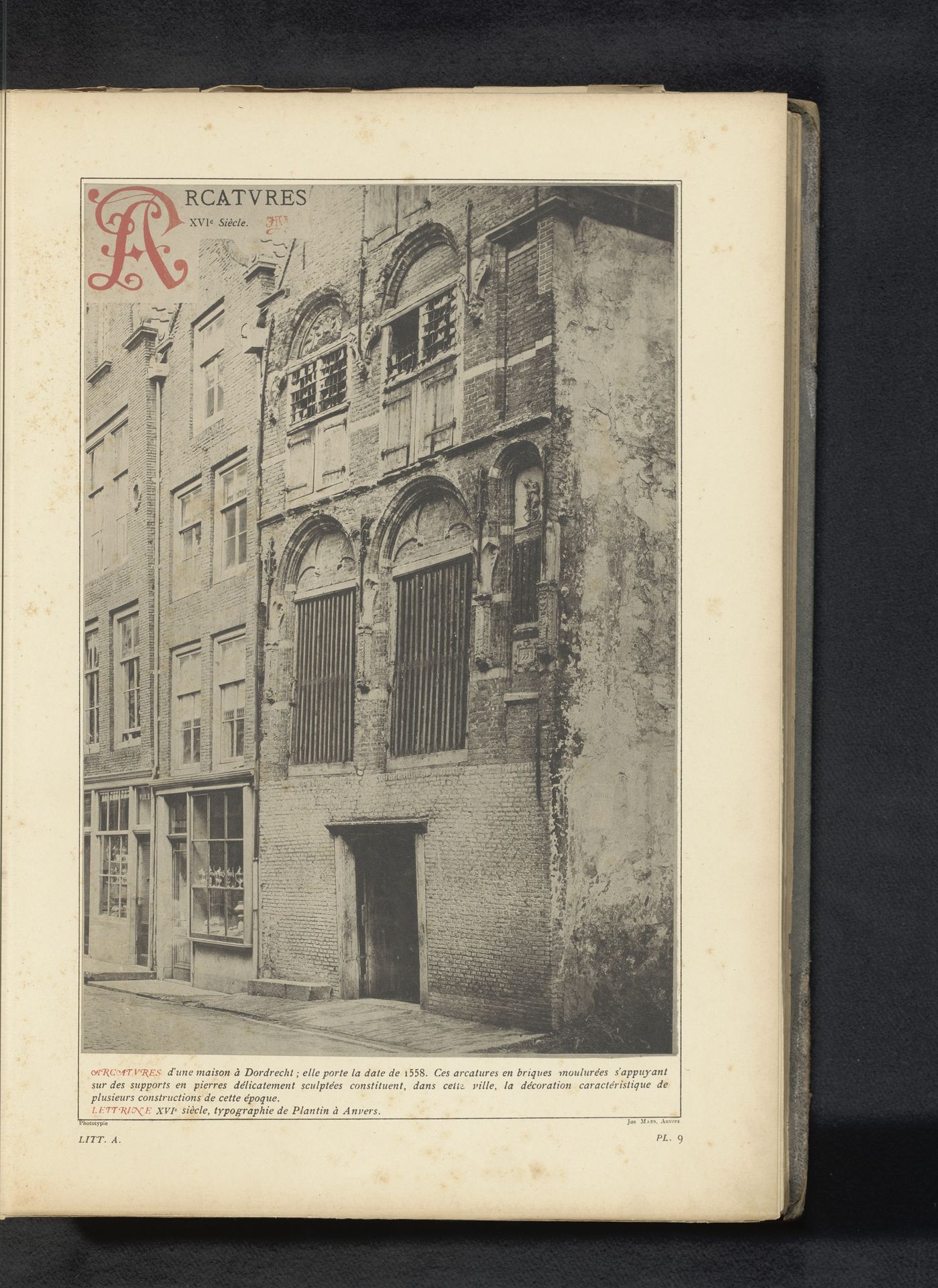 Façade van een huis te Dordrecht met bogen by Anonymous