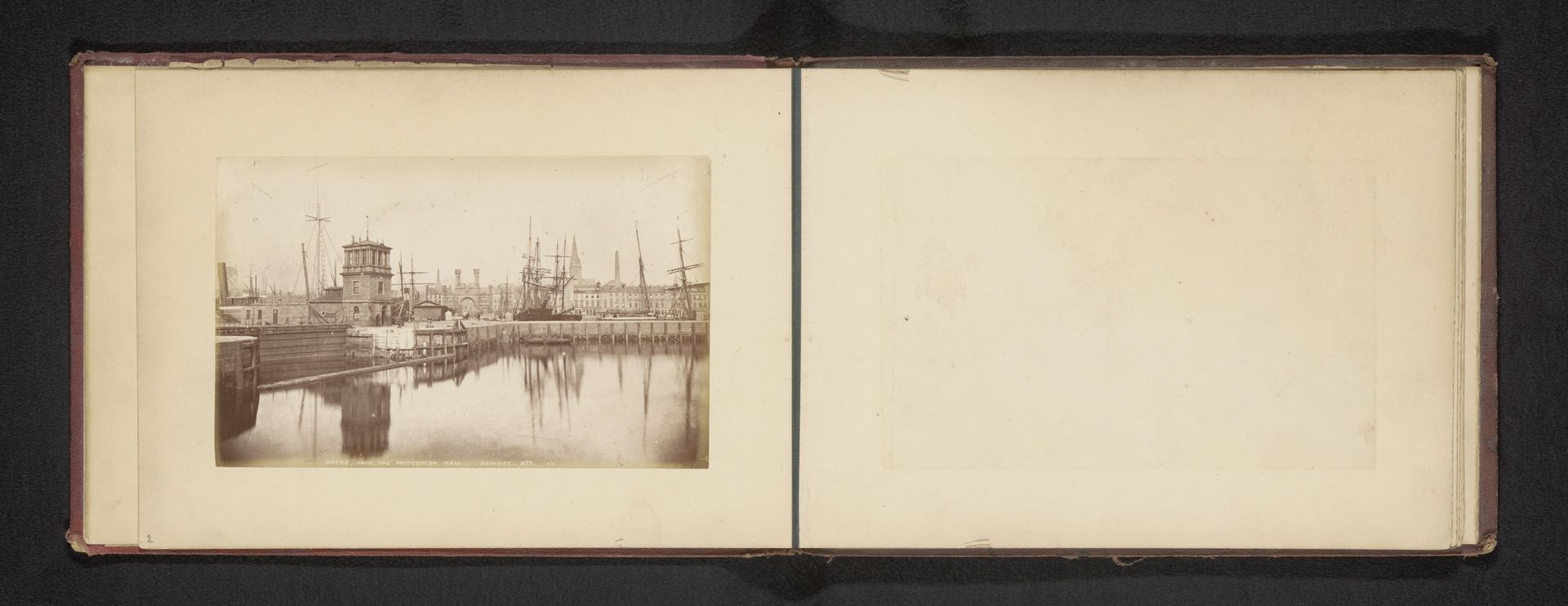 Gezicht op de haven van Dundee by James Valentine