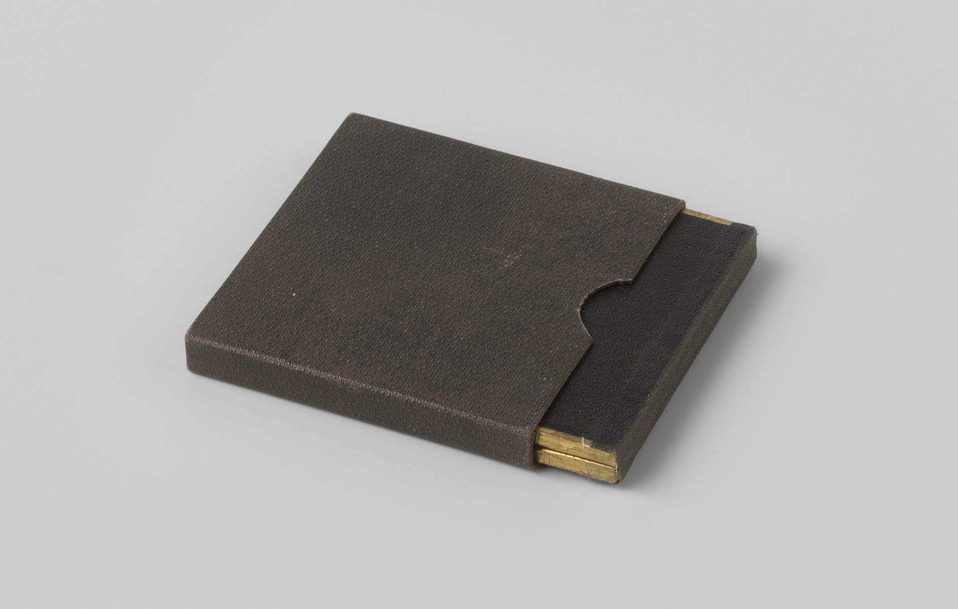 Doos behorend bij een bronzen penning by Ludwig Jünger