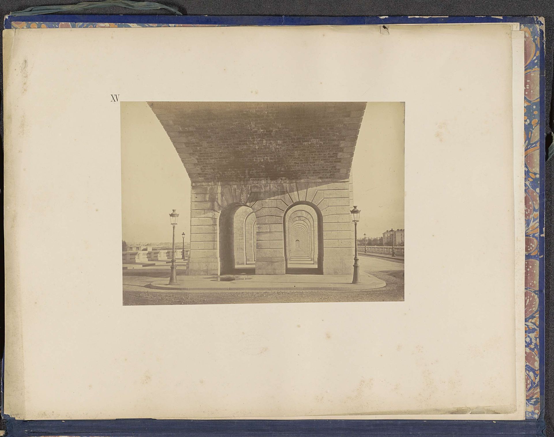 Gezicht door de galerij van het Viaduc d'Auteuil by Hippolyte-Auguste Collard