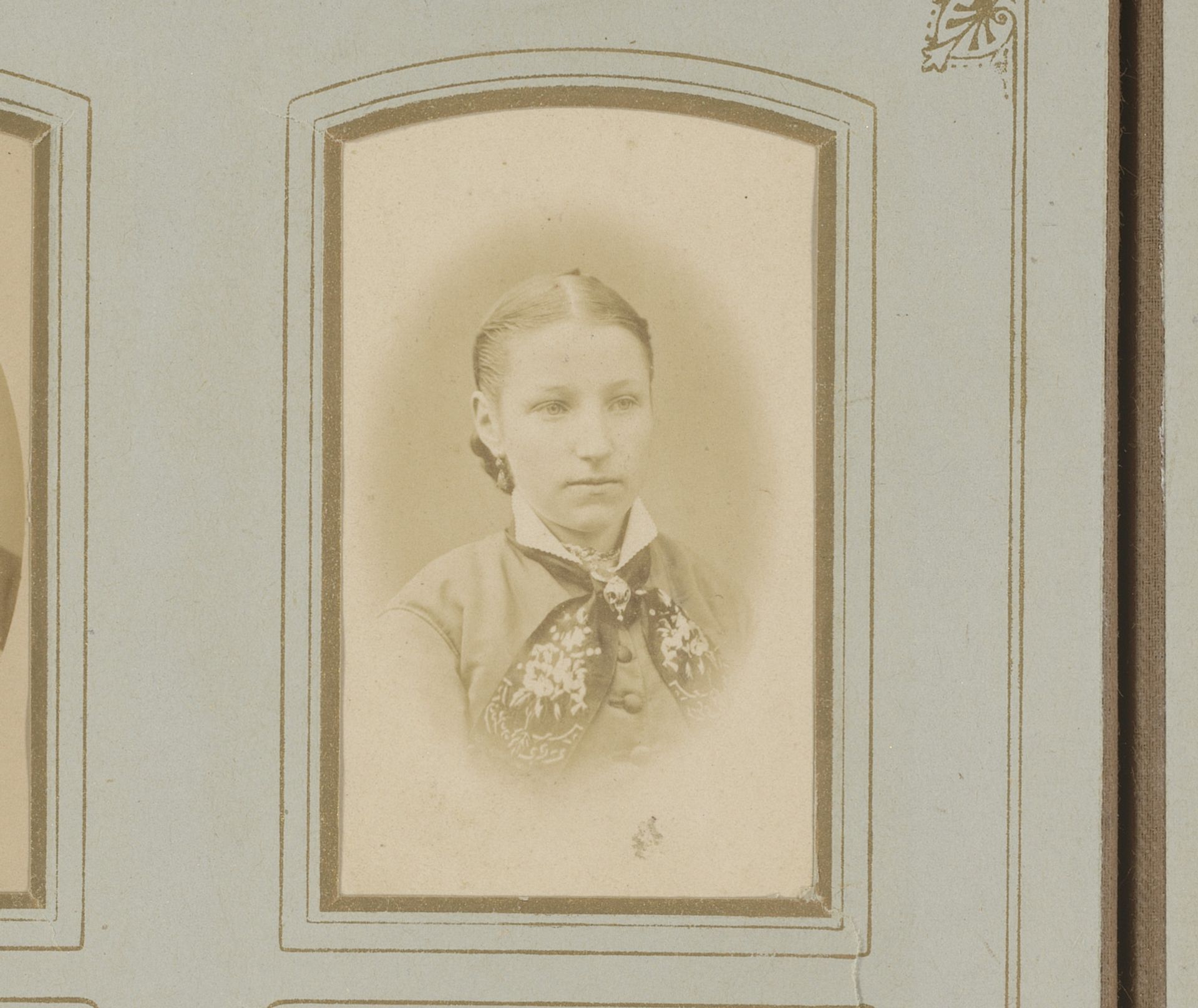 Portret van een jonge vrouw by P. Siewers & Zoon