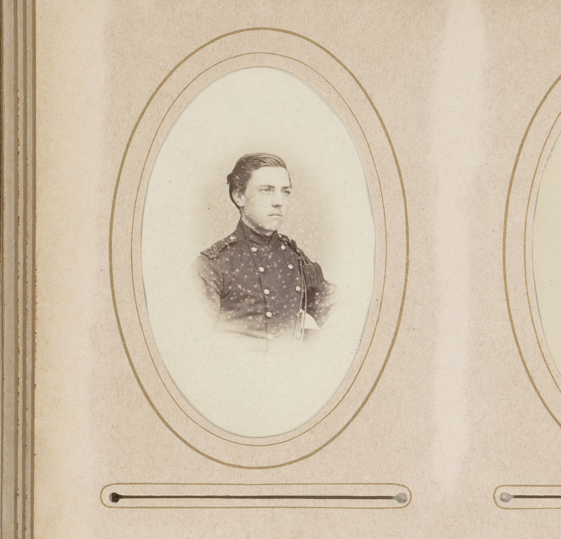 Portret van een jongeman in uniform by F.D. van Rosmalen & Zoon