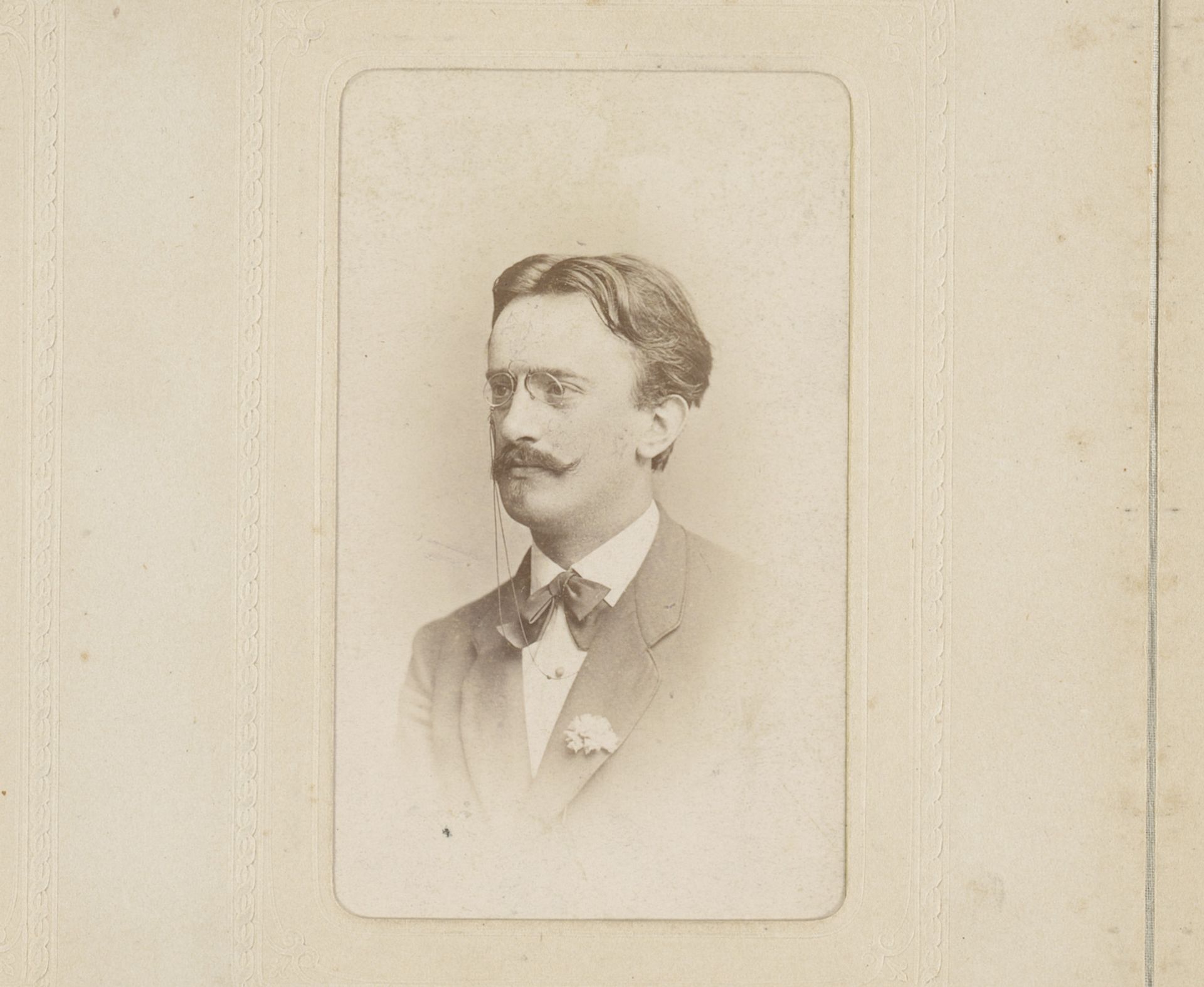 Portret van een man met snor, bril en vlinderstrik by J. Tomáš