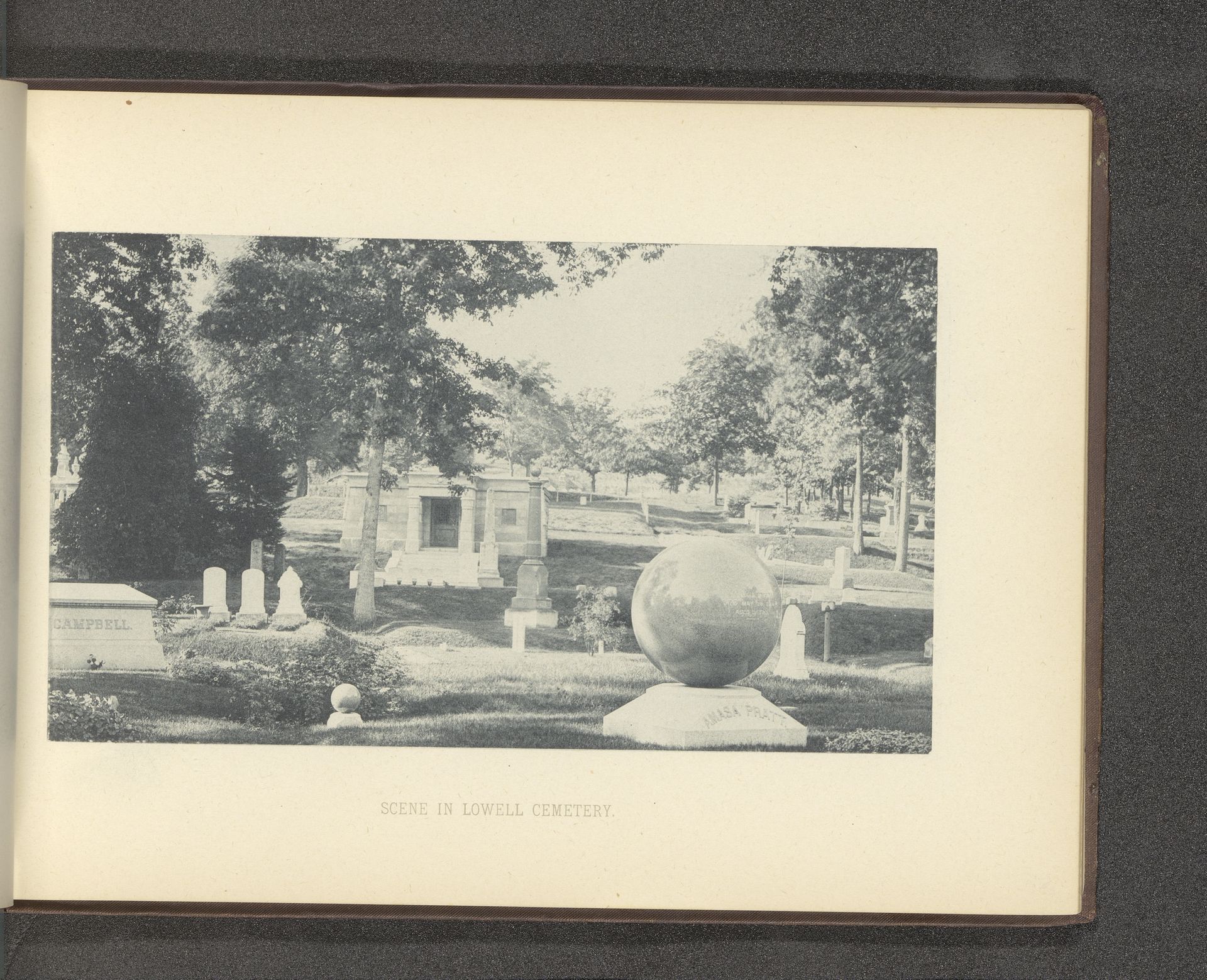 Gezicht op Lowell Cemetery by Anonymous