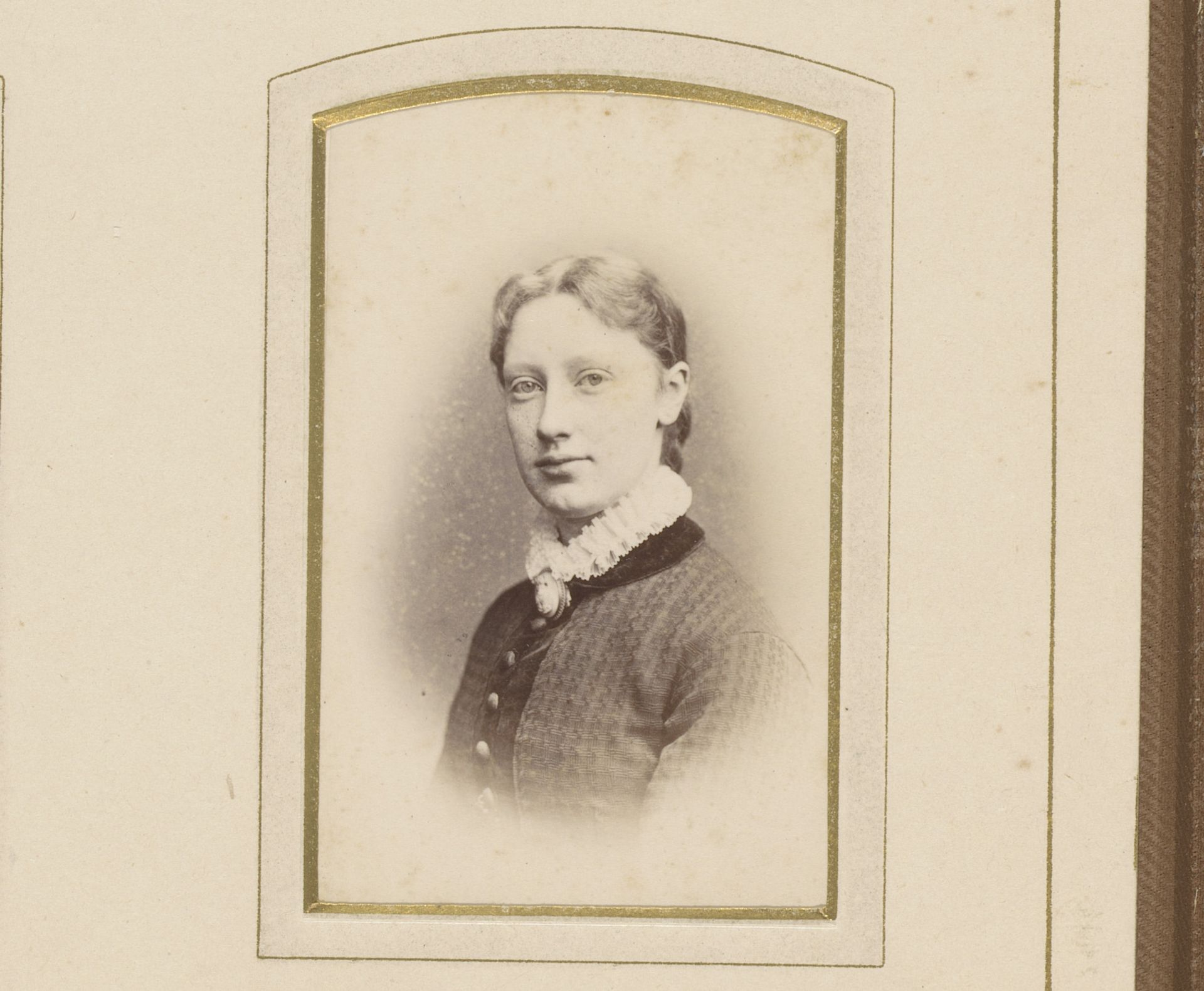 Portret van een jonge vrouw by Johannes Wilhelmus Franciscus Offenberg