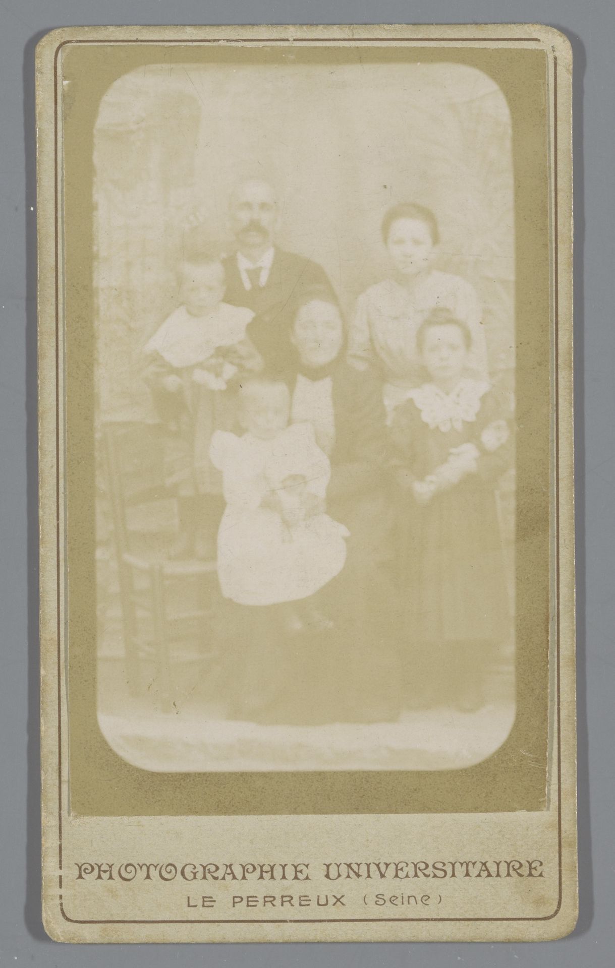 Groepsportret van een onbekende familie by C. Dumesnil et Cie.