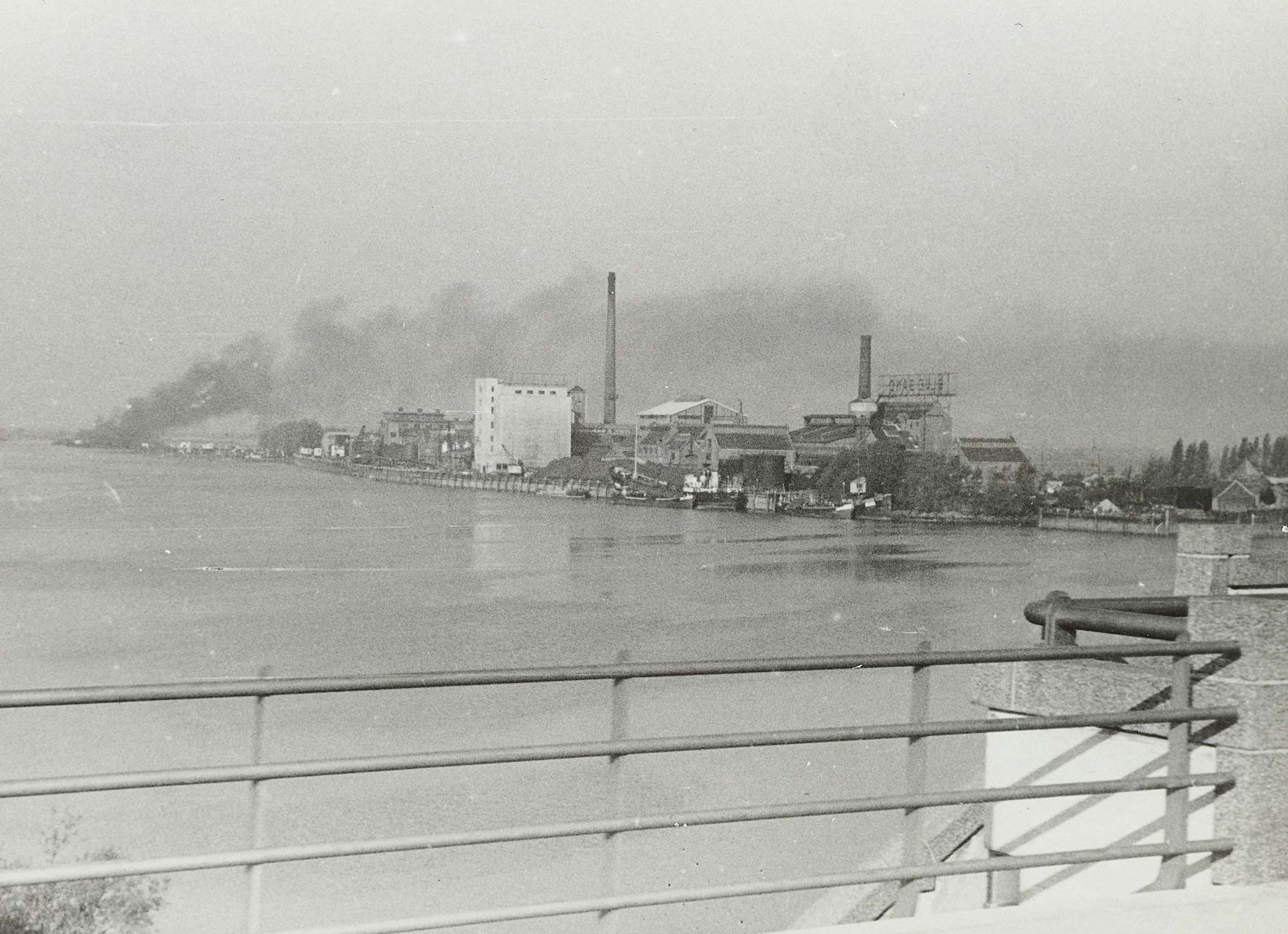 Kade van Zwijndrecht gezien vanaf de brug tussen Dordrecht en Zwijndrecht by Anonymous