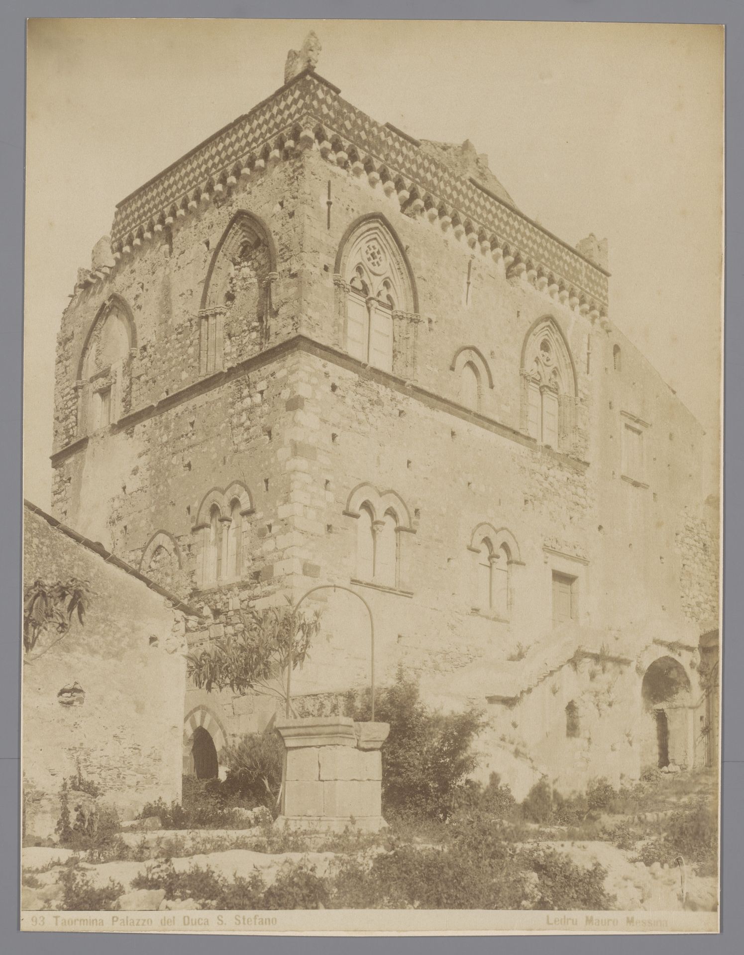 Exterieur van het Palazzo del Duca Santo Stefano te Taormina, Italië by Ledru Mauro