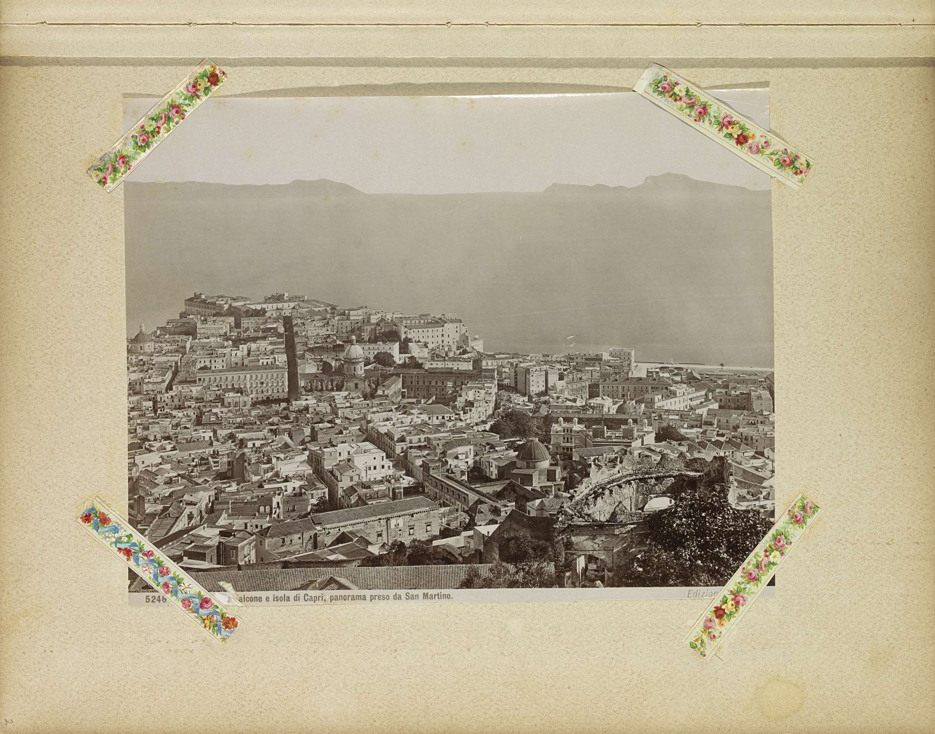 Gezicht op Pizzofalcone en het eiland Capri vanaf San Martino by Edizione Brogi