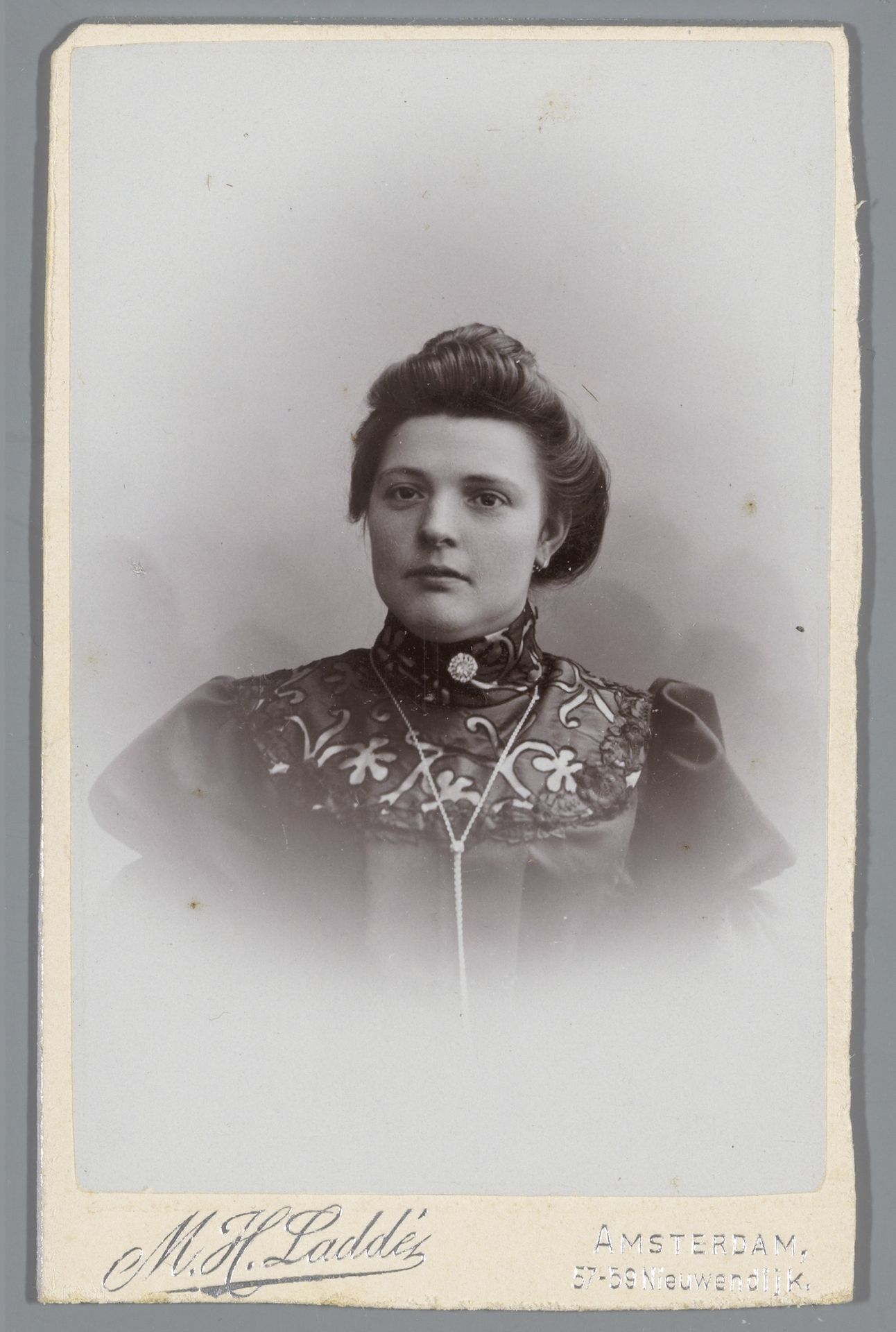Portret van een onbekende vrouw by Machiel Hendricus Laddé