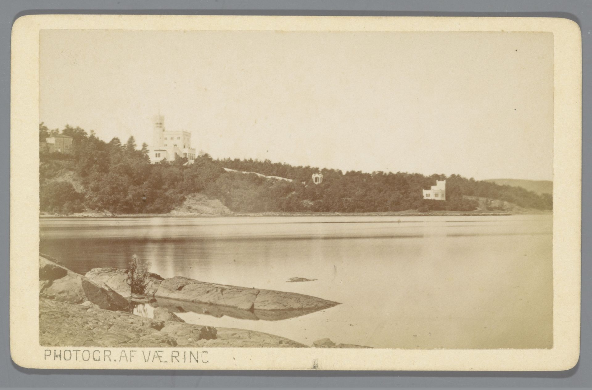 Gezicht op het Oslofjord met paleis Oscarshall by Olaf Martin Peder Væring