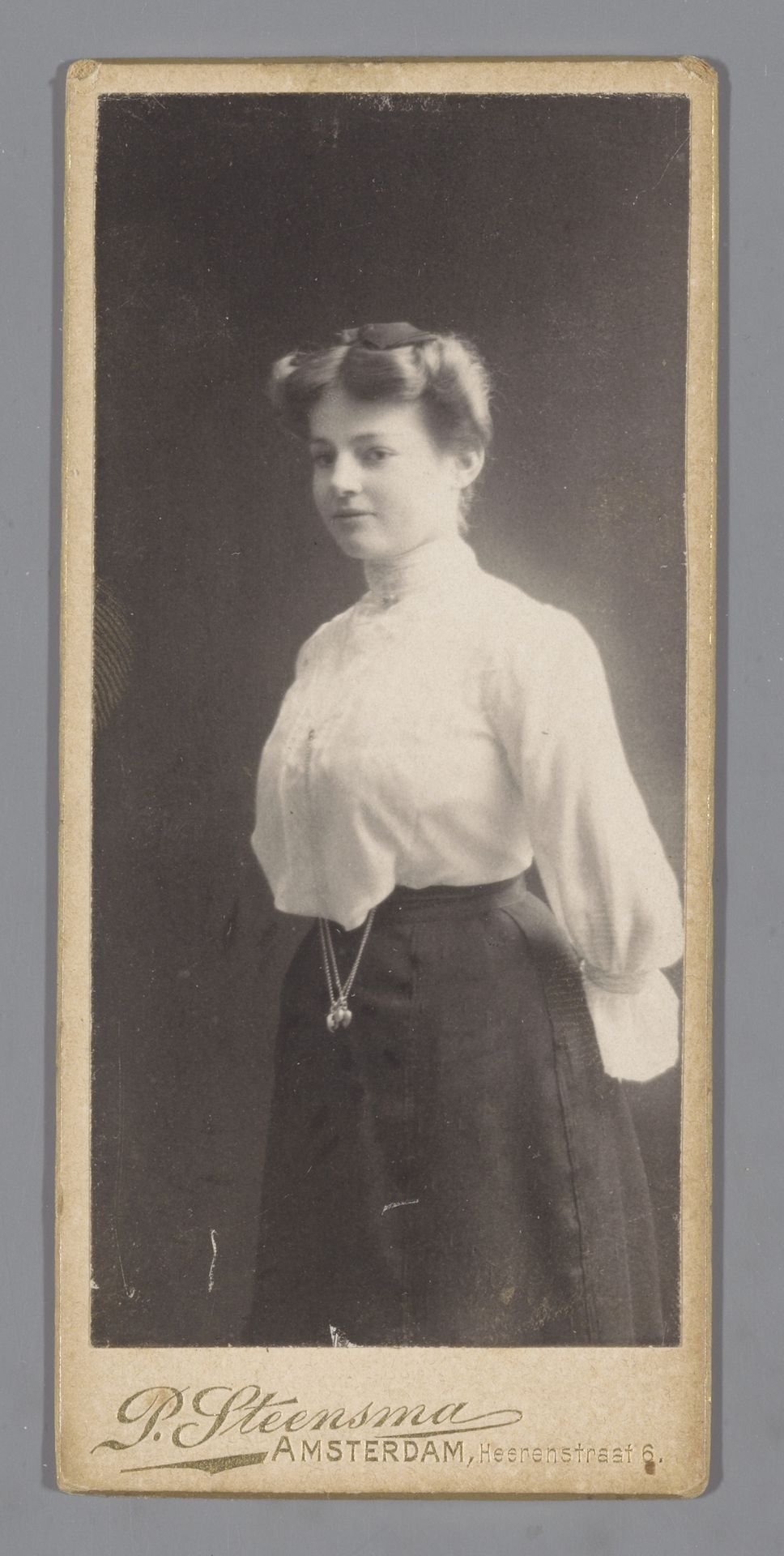 Portret van een jonge vrouw by P. Steensma