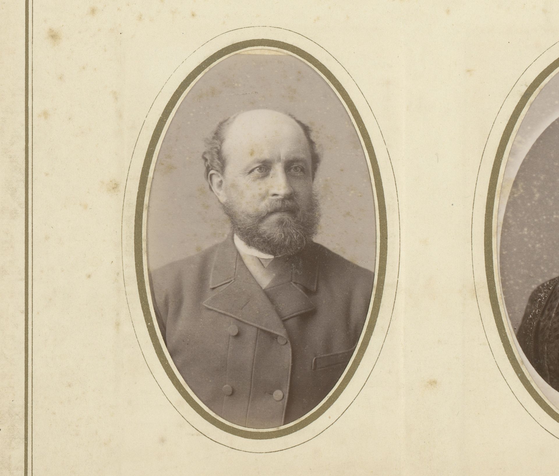 Portret van een man met snor en baard by Albert Greiner