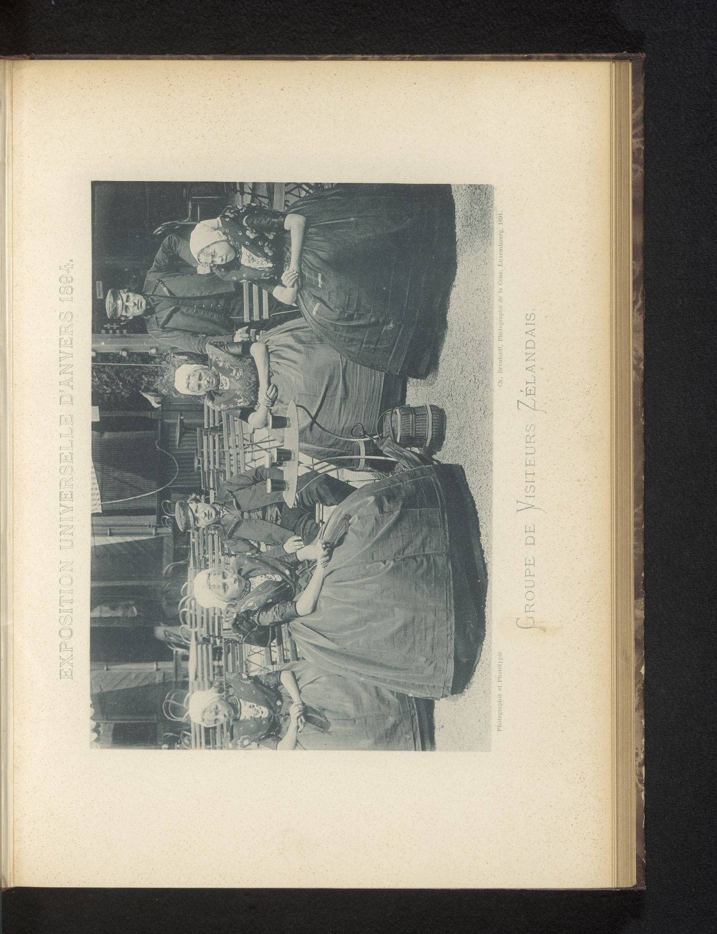 Groep bezoekers uit Zeeland op de Wereldtentoonstelling van Antwerpen in 1894 by Charles Bernhoeft
