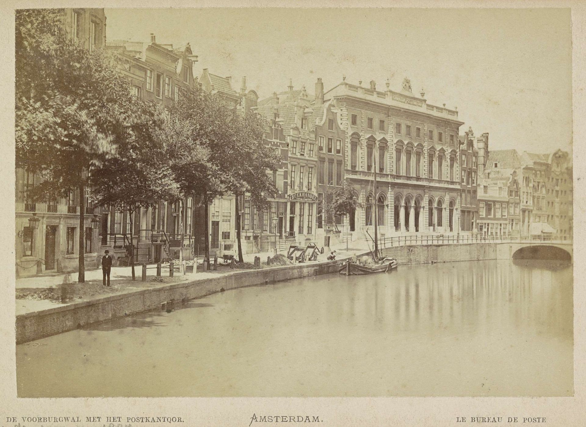 Voorburgwal met rechts van het midden het Koninklijk Postkantoor by Andries Jager