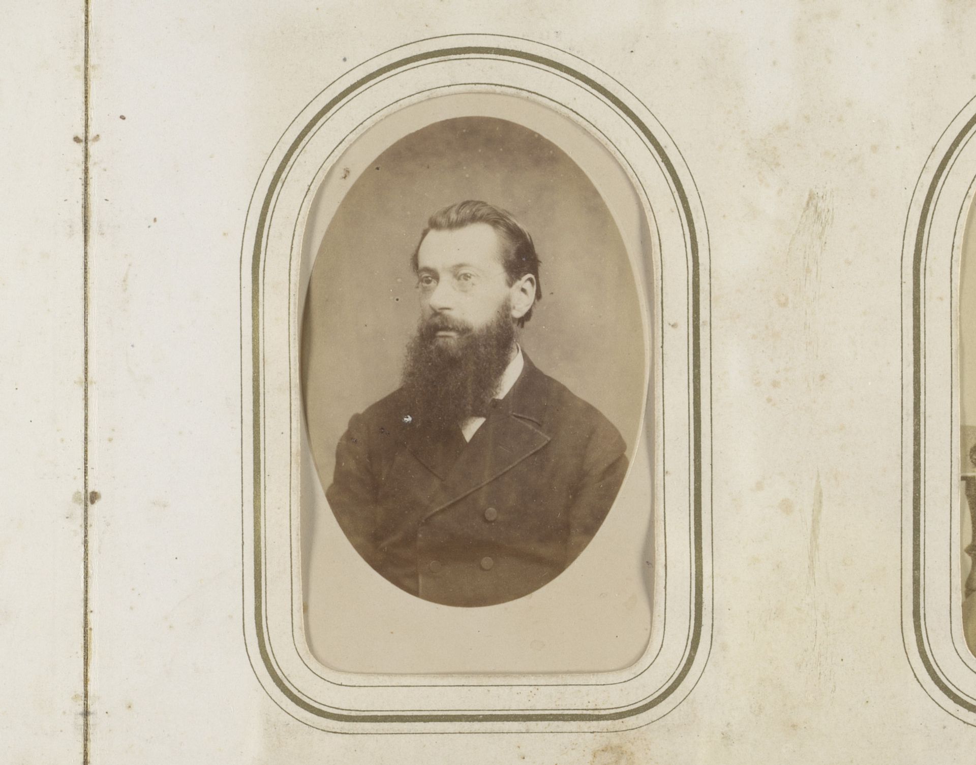 Portret van een man met baard en bril by Jannis Jacobus van Melle