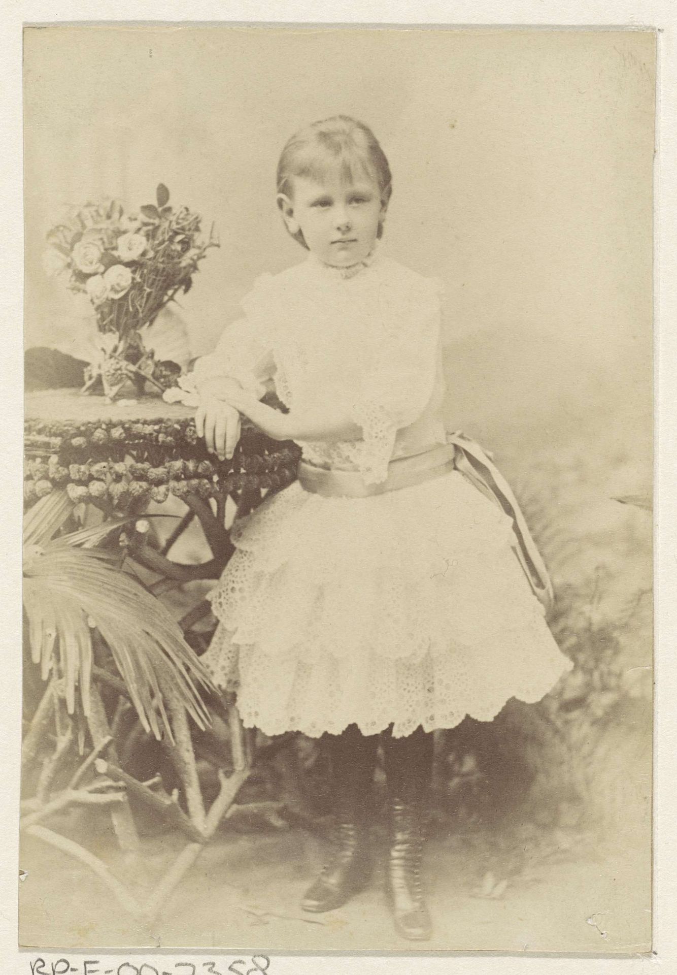 Portret van Wilhelmina, koningin der Nederlanden by Richard Kameke