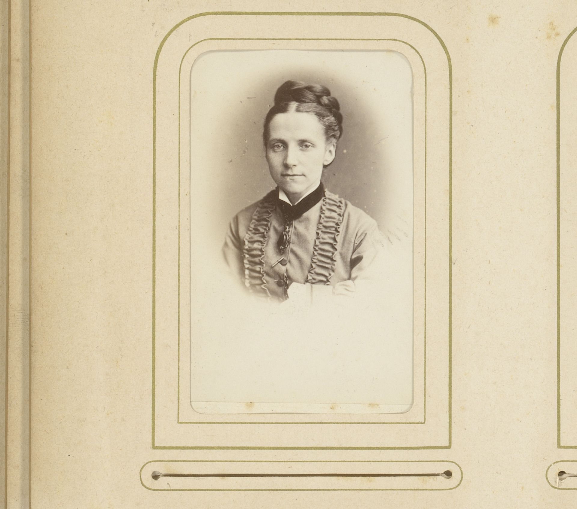 Portret van een jonge vrouw by Albert Greiner
