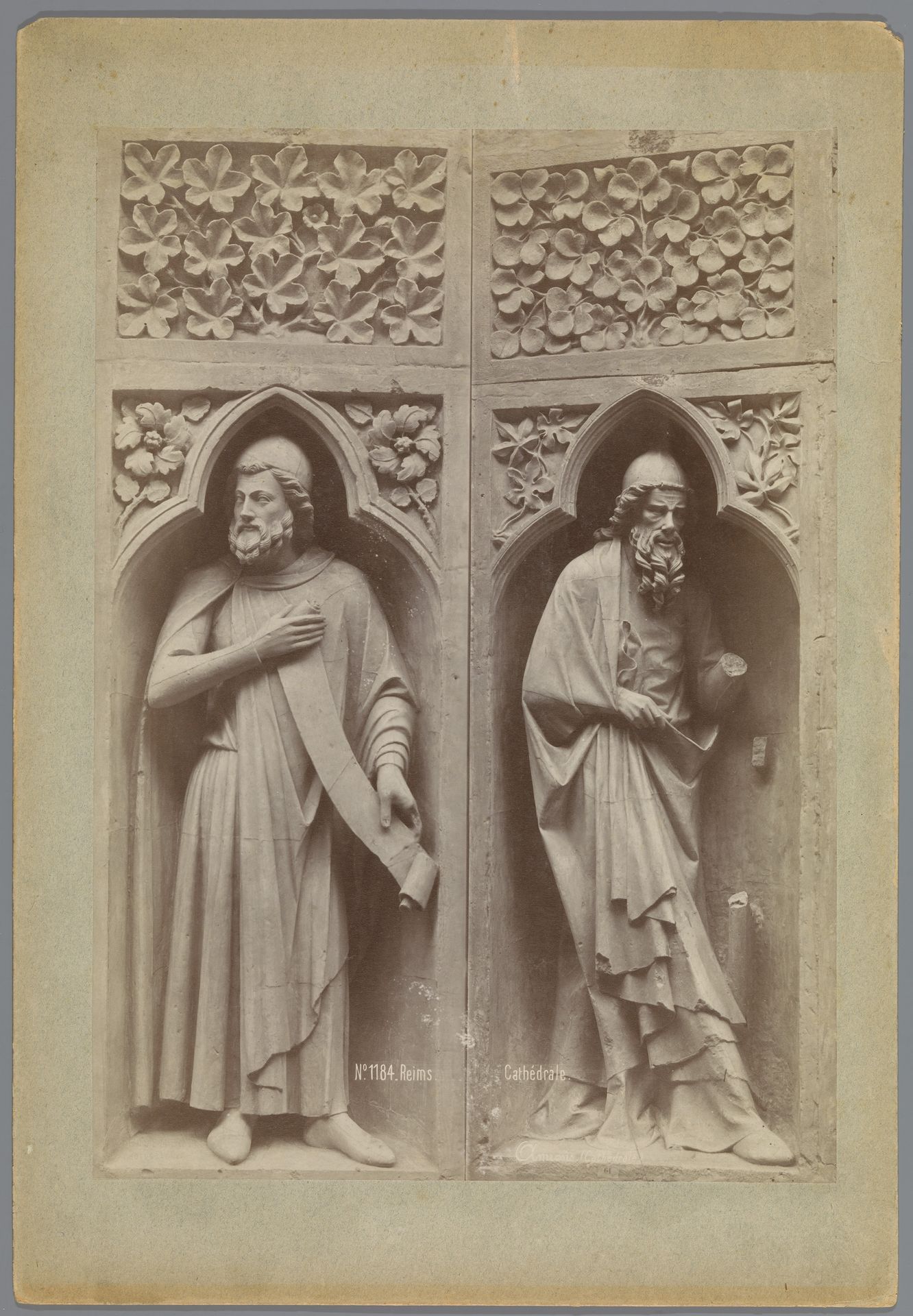 Twee sculpturen (vermoedelijk) van heiligen aan de kathedraal van Reims en Amiens by Médéric Mieusement