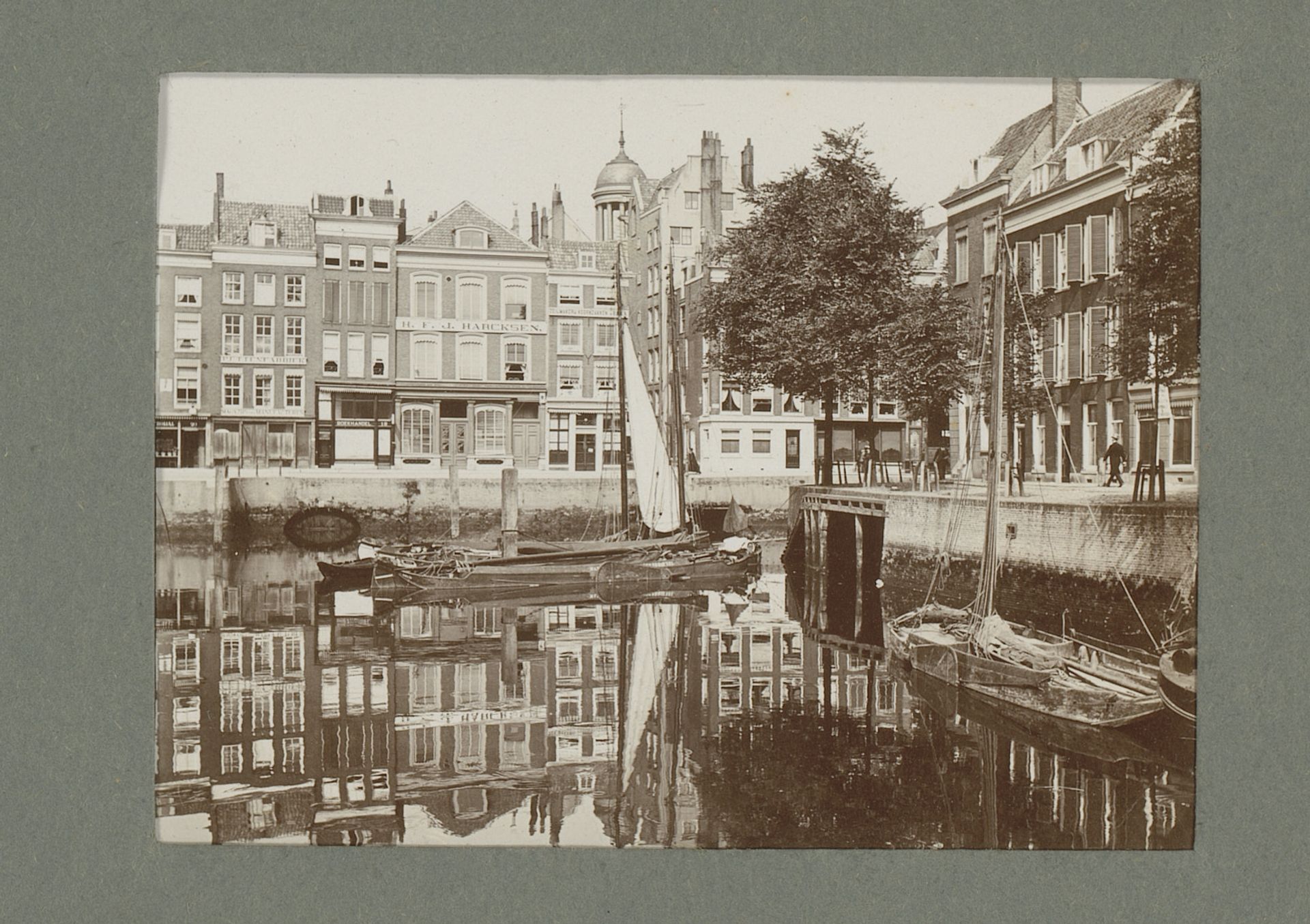 Gezicht op de Middensteiger en Kolk te Rotterdam by G. Hidderley