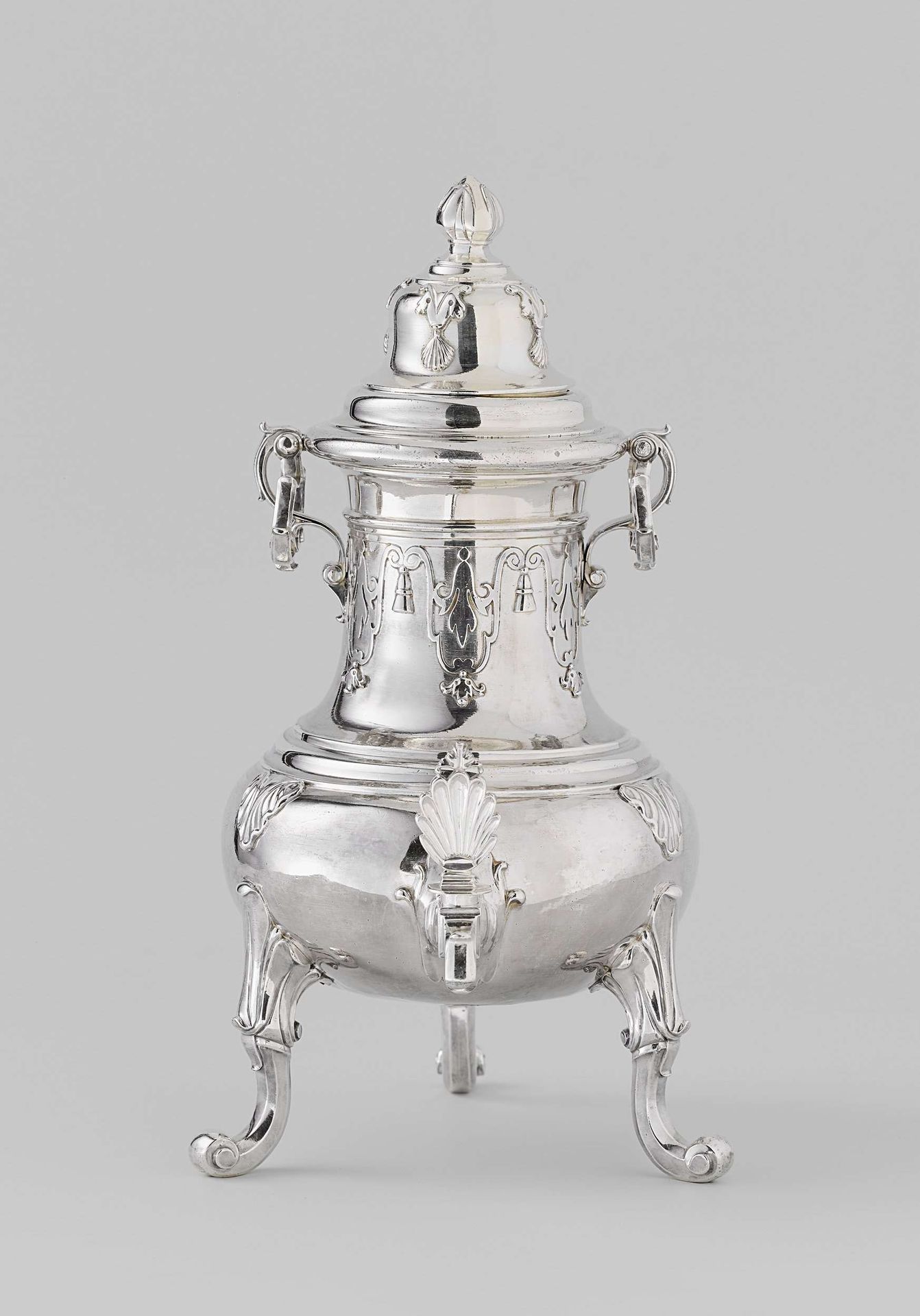Kraantjeskan, rond, gedecoreerd met geappliqueerde profielrand met lambrequins by Pieter de Keen