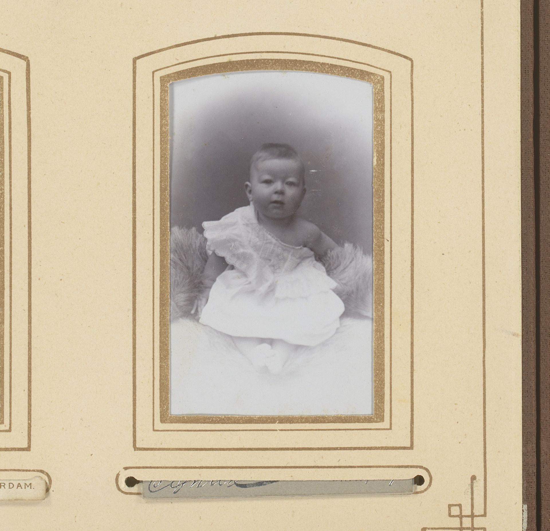 Portret van een baby in witte jurk by Anton Cornelis Thomann