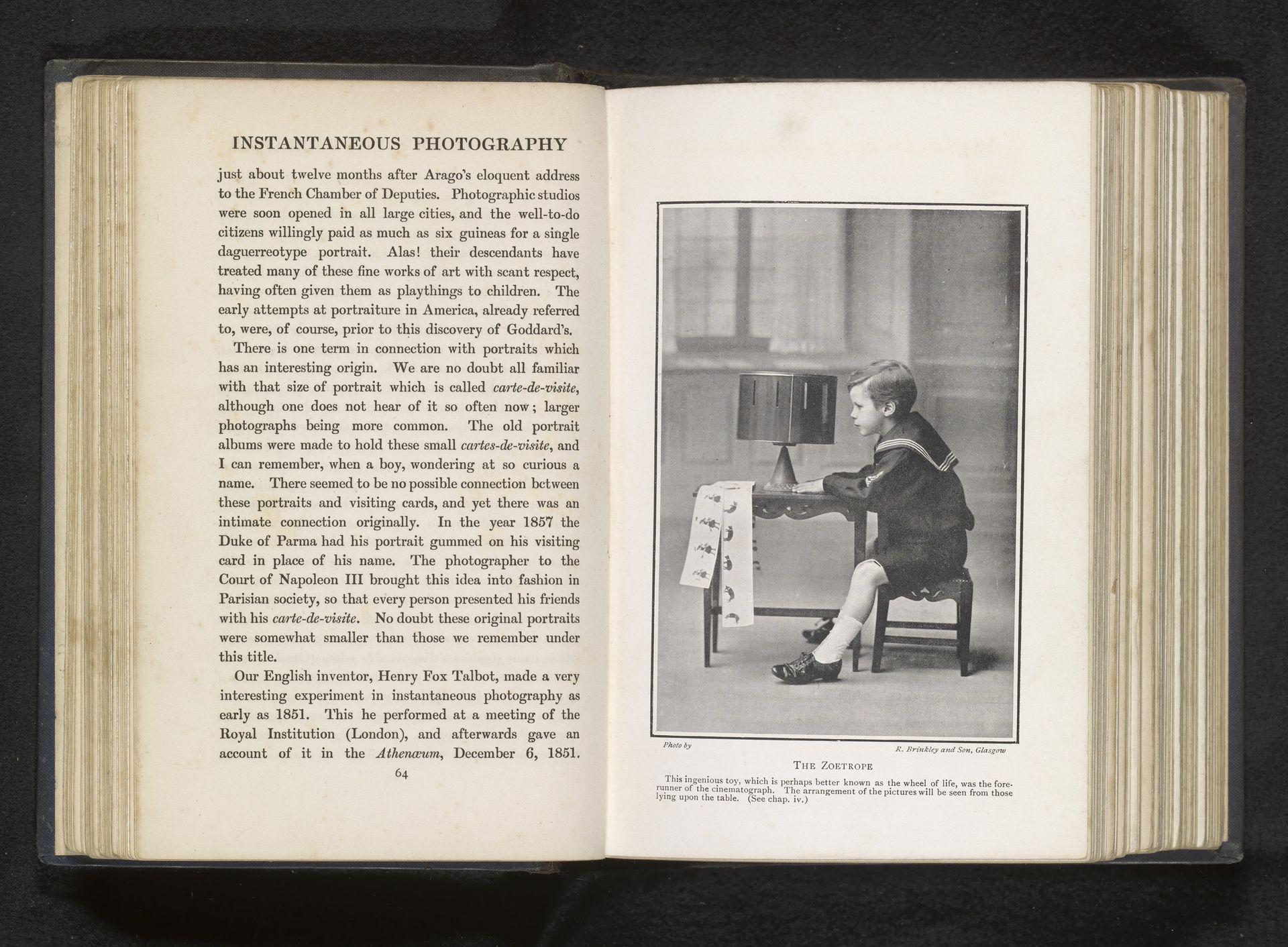 Portret van een jongen zittend achter een zoötroop by R. Brinkley & Son