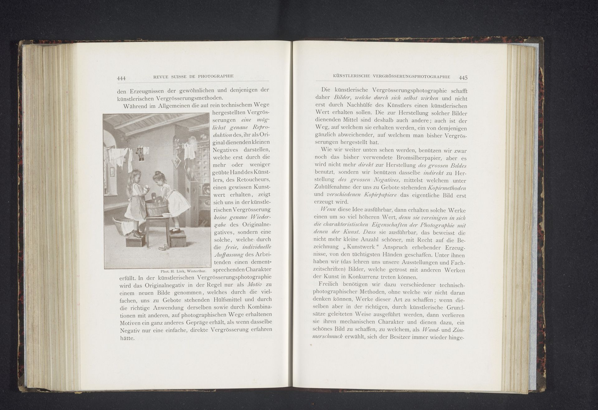 Twee meisjes wassen kleding met de hand by Hermann Linck