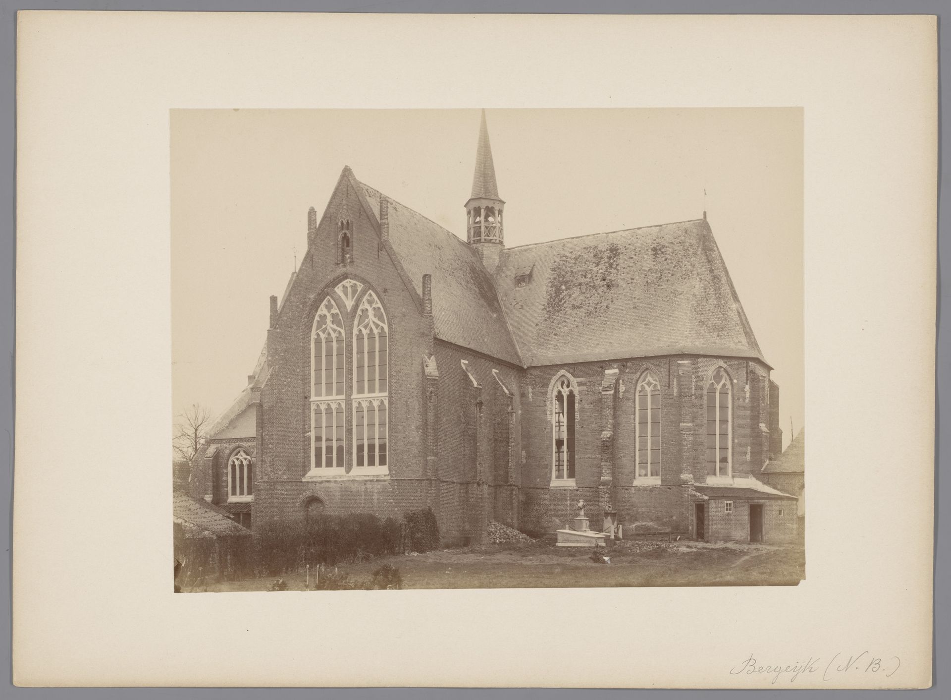 Zuidzijde van St. Petrus' Bandenkerk of Hofkerk te Bergeijk by anoniem (Monumentenzorg)