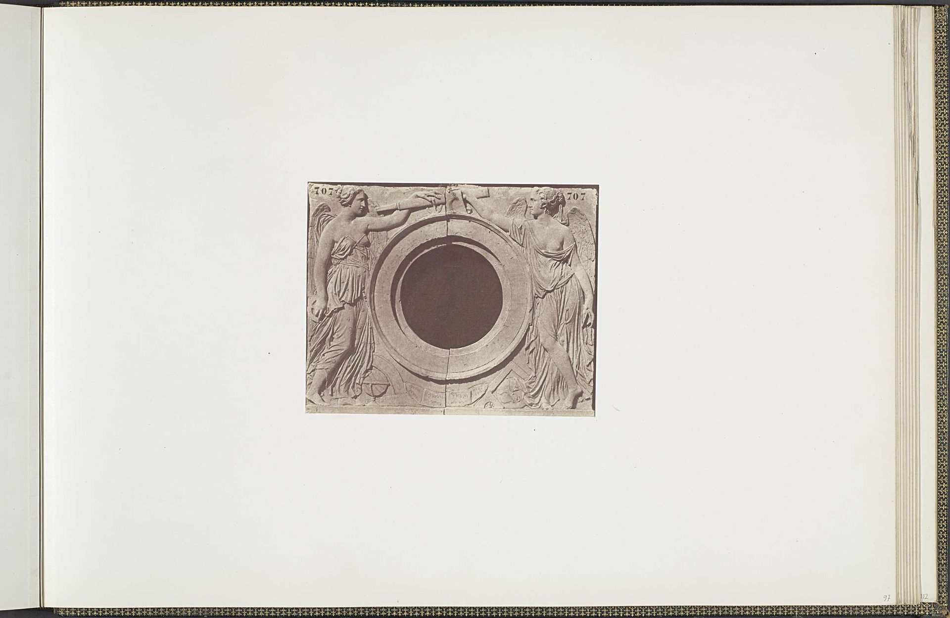 Gipsmodellen voor beeldhouwwerken op het Palais du Louvre: "L'Astronomie et la Géométrie" door Jean-Esprit Marcellin by Edouard Baldus