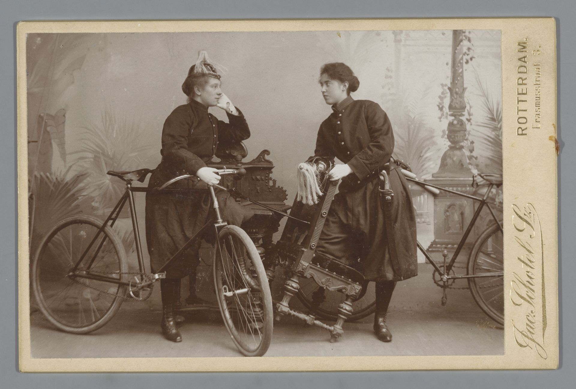 Studioportret van twee onbekende vrouwen met fietsen by Jac. Schotel Szn.