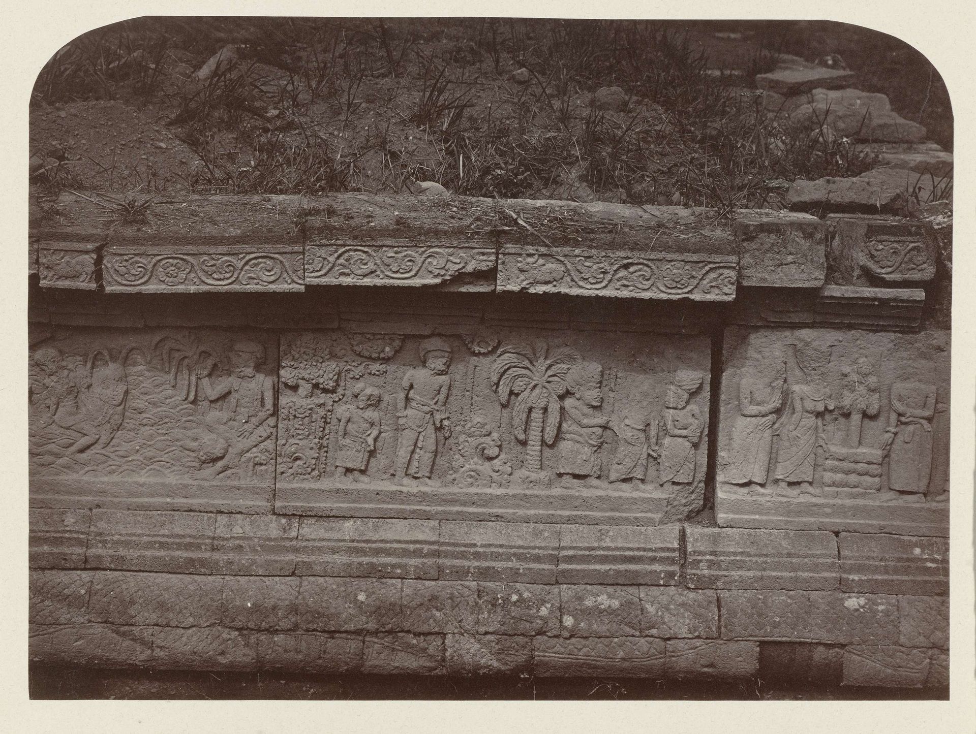 Basreliëf op het pendopo voetstuk aan de westzijde van Candi Panataran. by Isidore Kinsbergen
