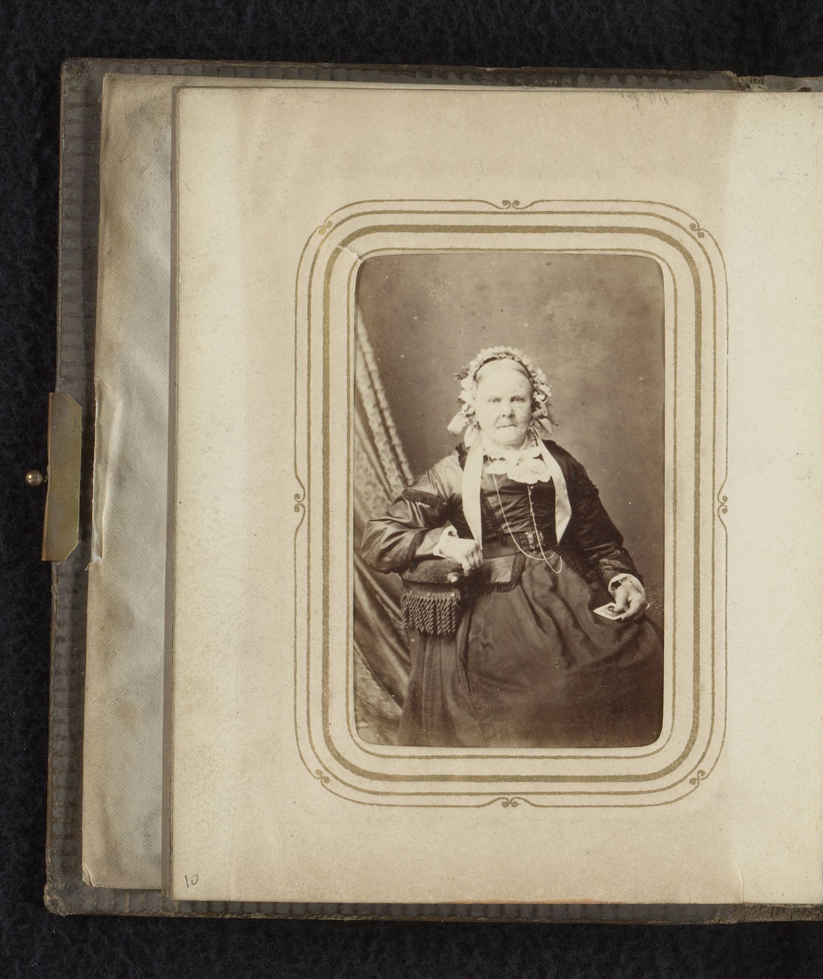 Portret van een zittende oude vrouw met muts by Frederick Argall