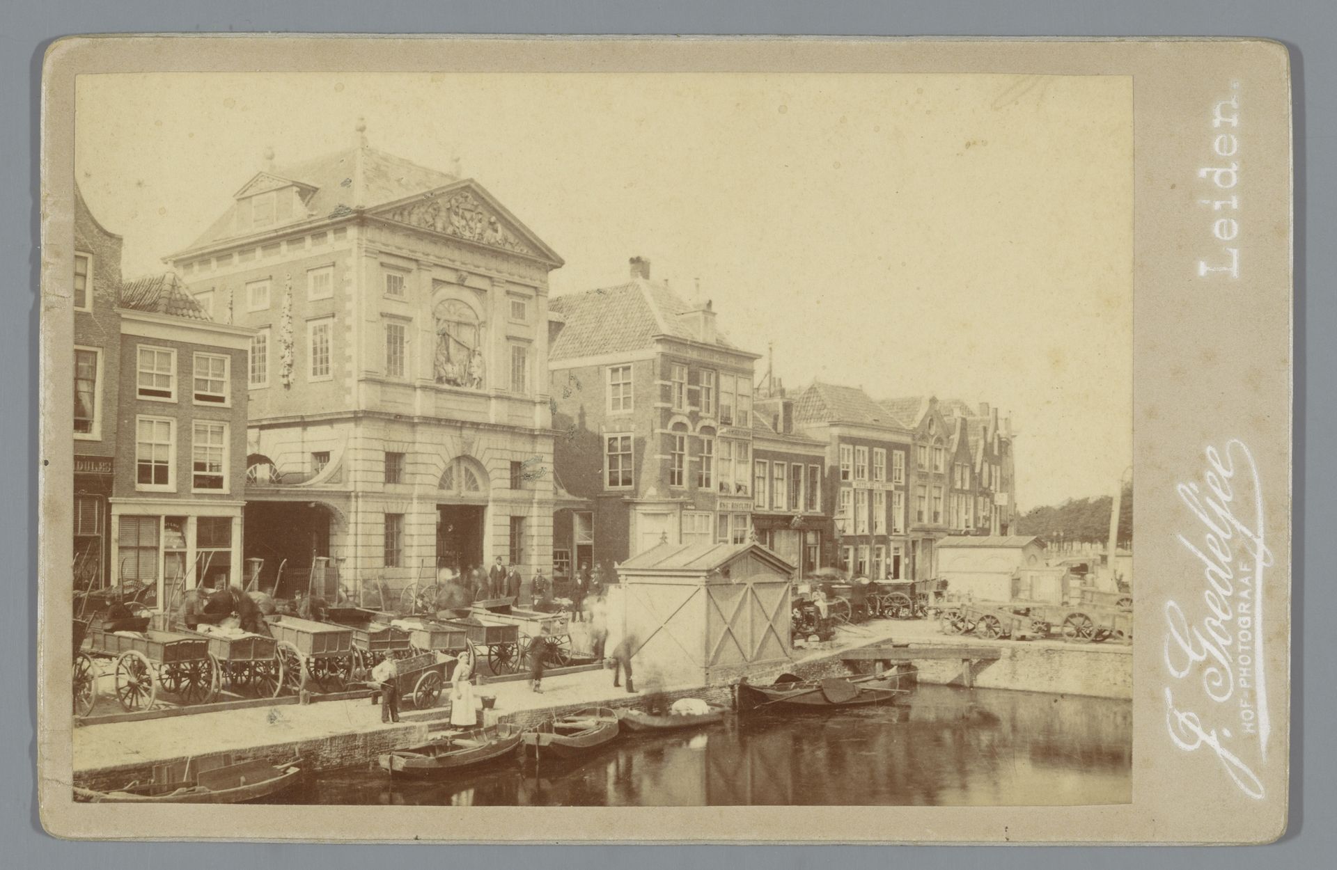 Gezicht op de Waag aan de Aalmarkt te Leiden by Jan Goedeljee