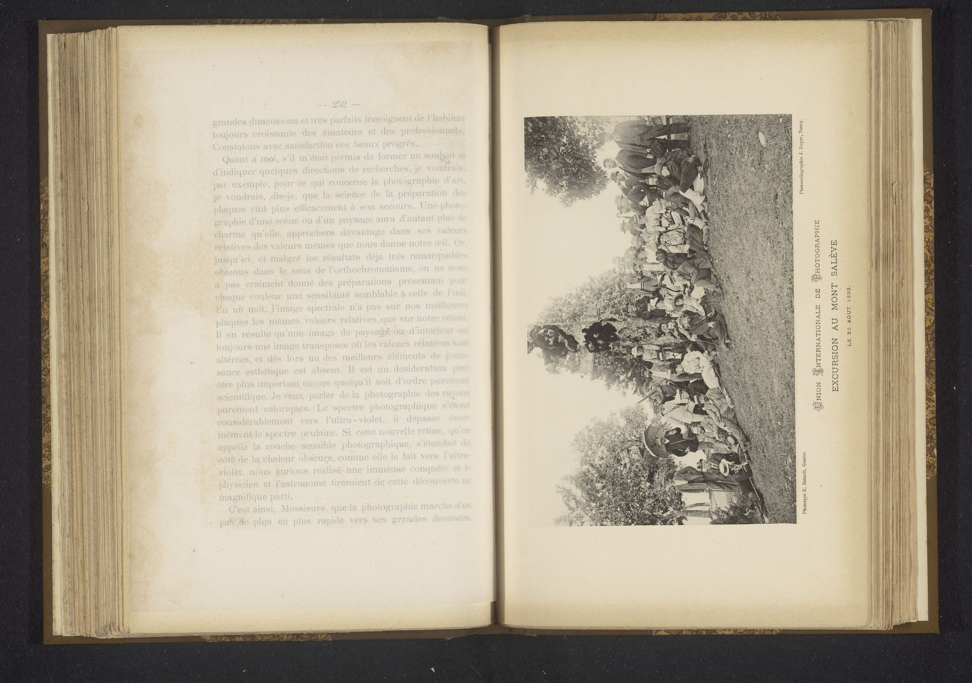 Groepsportret van leden van de Union Internationale de Photographie by Jules Royer