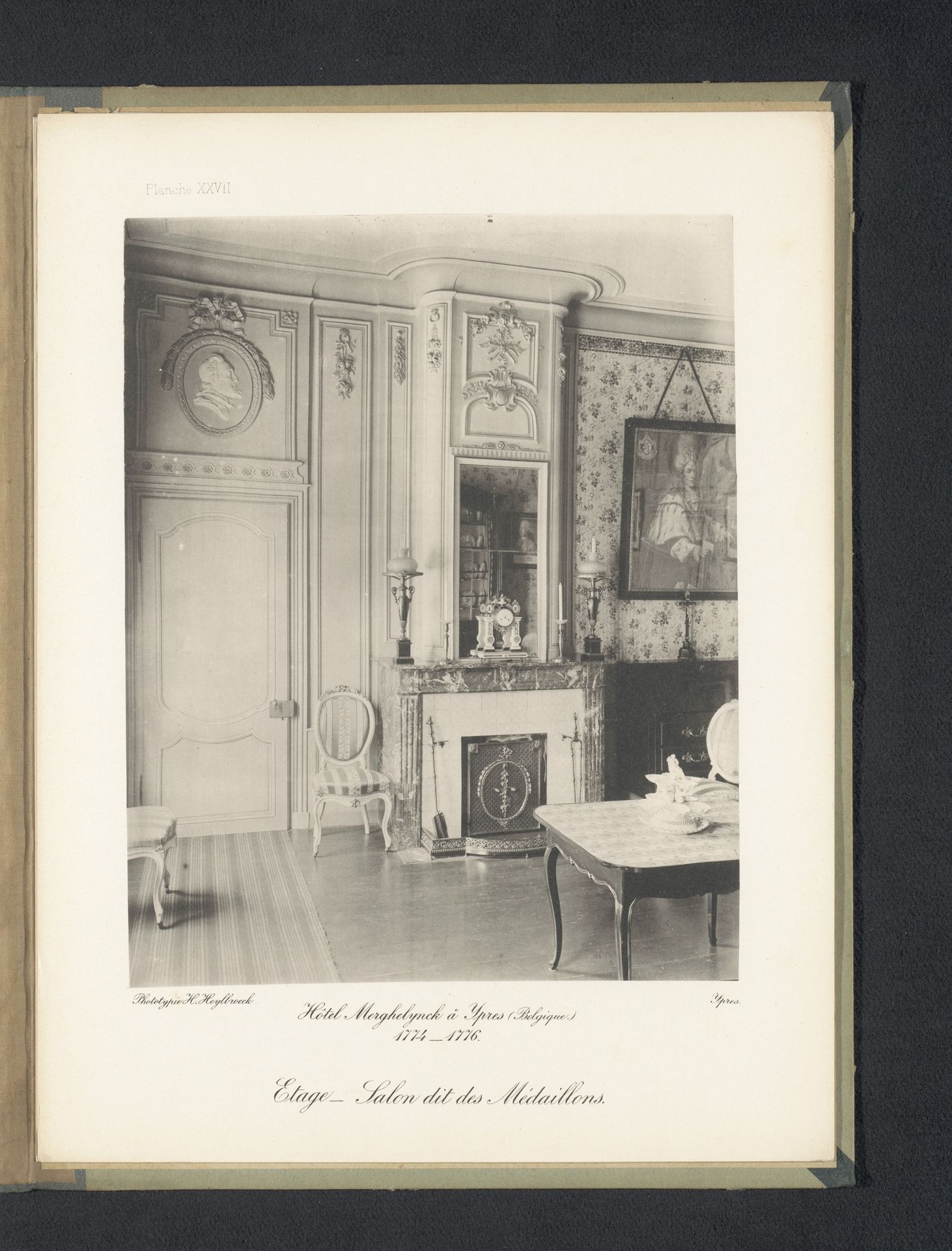 Salon op de eerste verdieping van Hotel Merghelynck in Ieper, België by Hector Heylbroeck