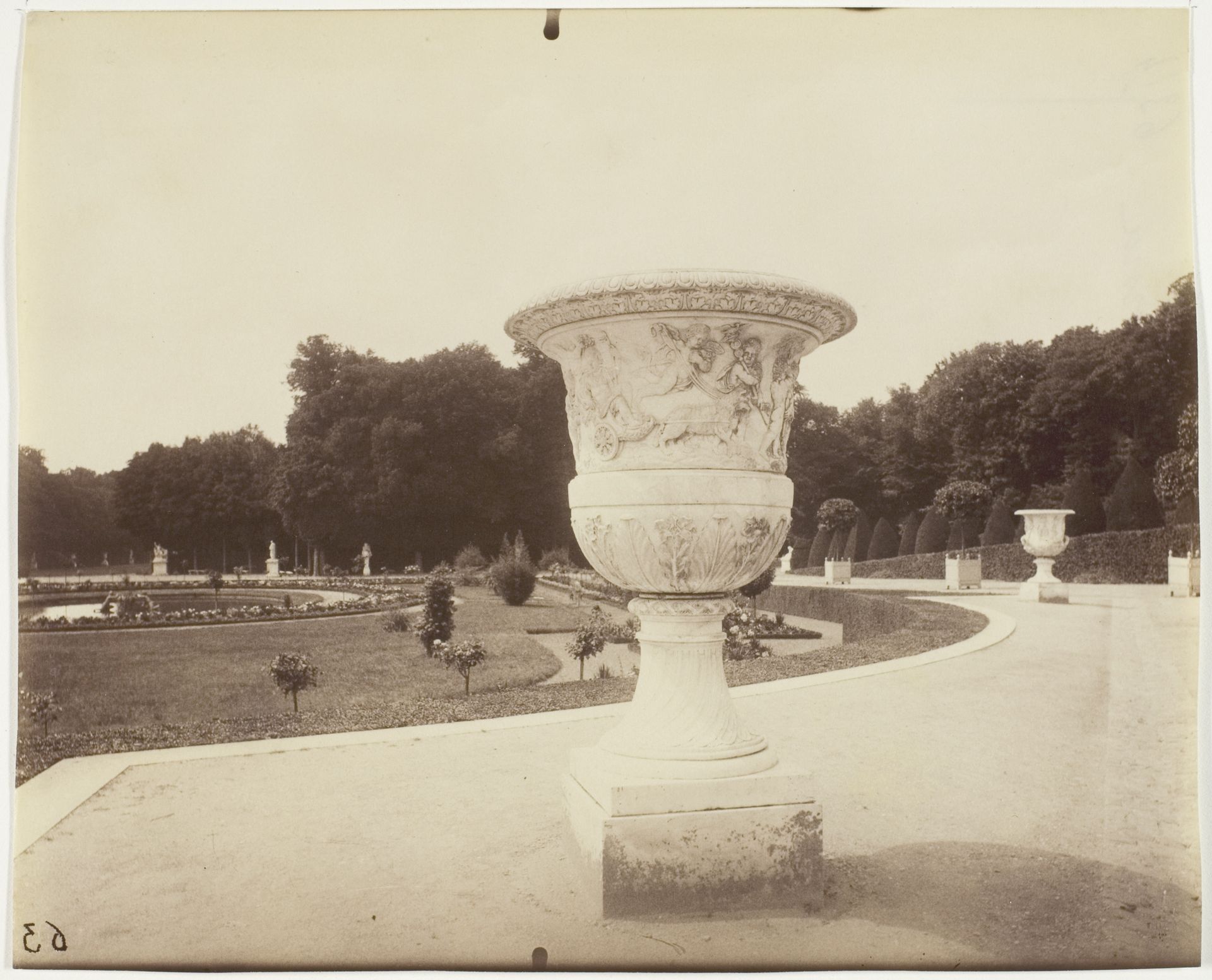 Versailles, Vase par Cornu by Eugène Atget