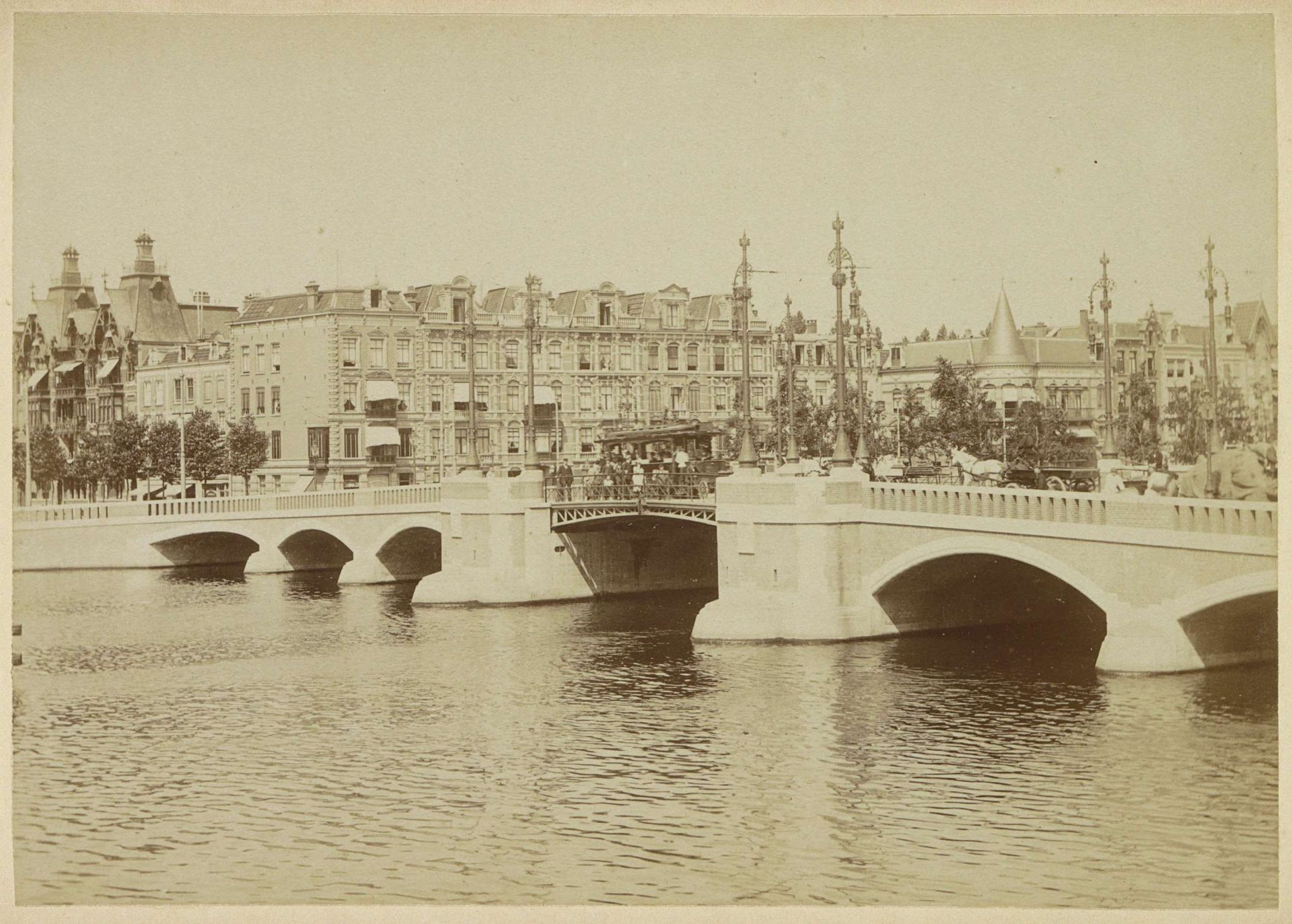Nieuwe Amstelbrug over de Amstel gezien richting noordwest by Andries Jager