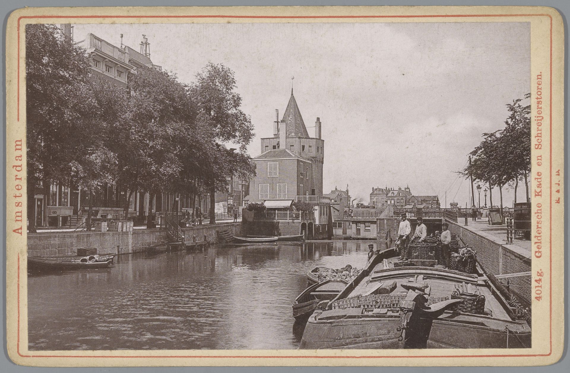 Gezicht op de Geldersekade en Schreierstoren in Amsterdam by Anonymous