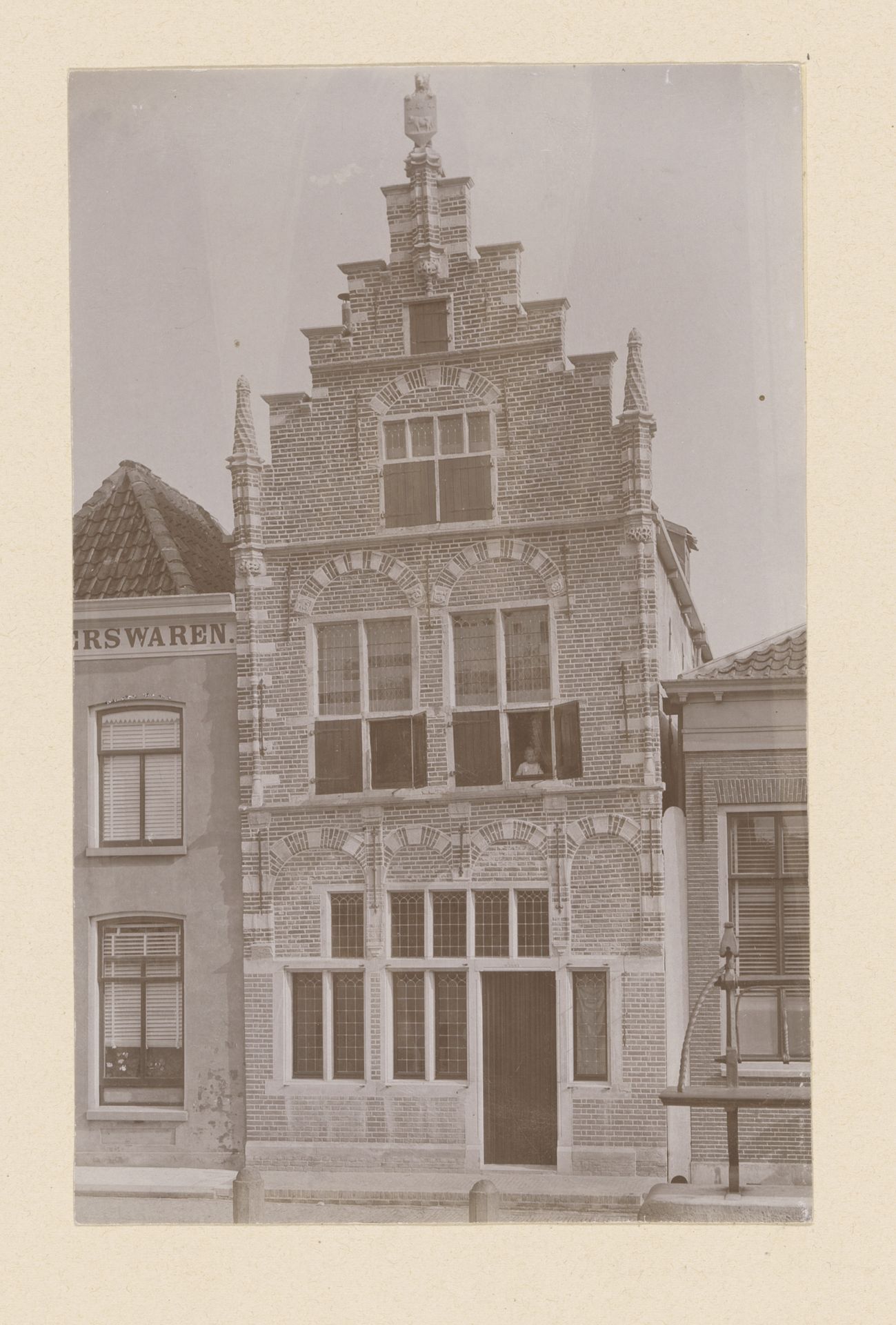 Gezicht op het Edams Museum te Edam by Jan Siewers