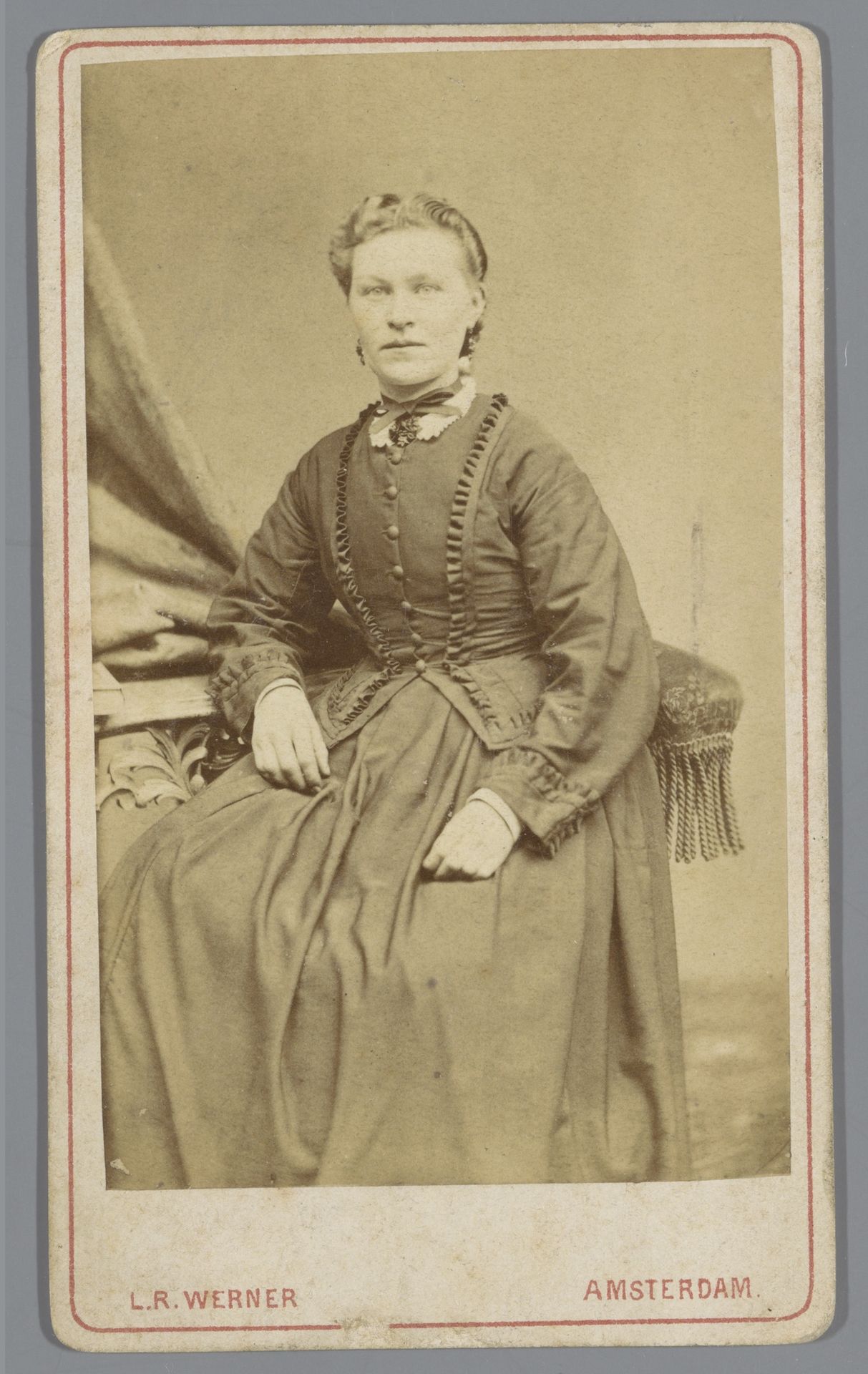 Portret van een onbekende vrouw by Louis Robert Werner