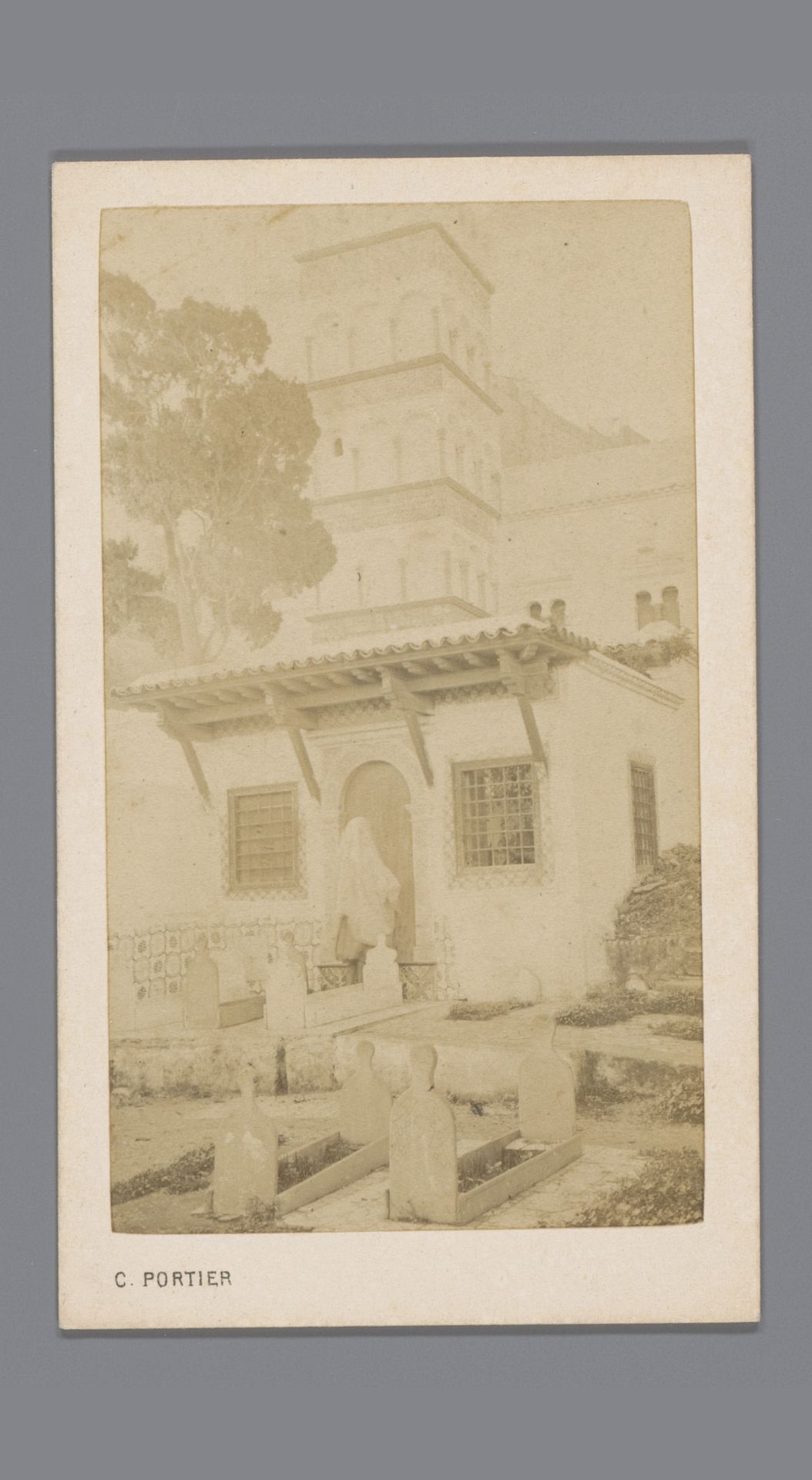 Gebouw bij een begraafplaats, Algiers by Claude-Joseph Portier